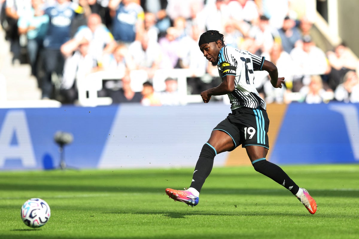 Newcastle vs Liverpool LIVE: Elanga fires hosts in front after emotional Kevin Keegan tributes