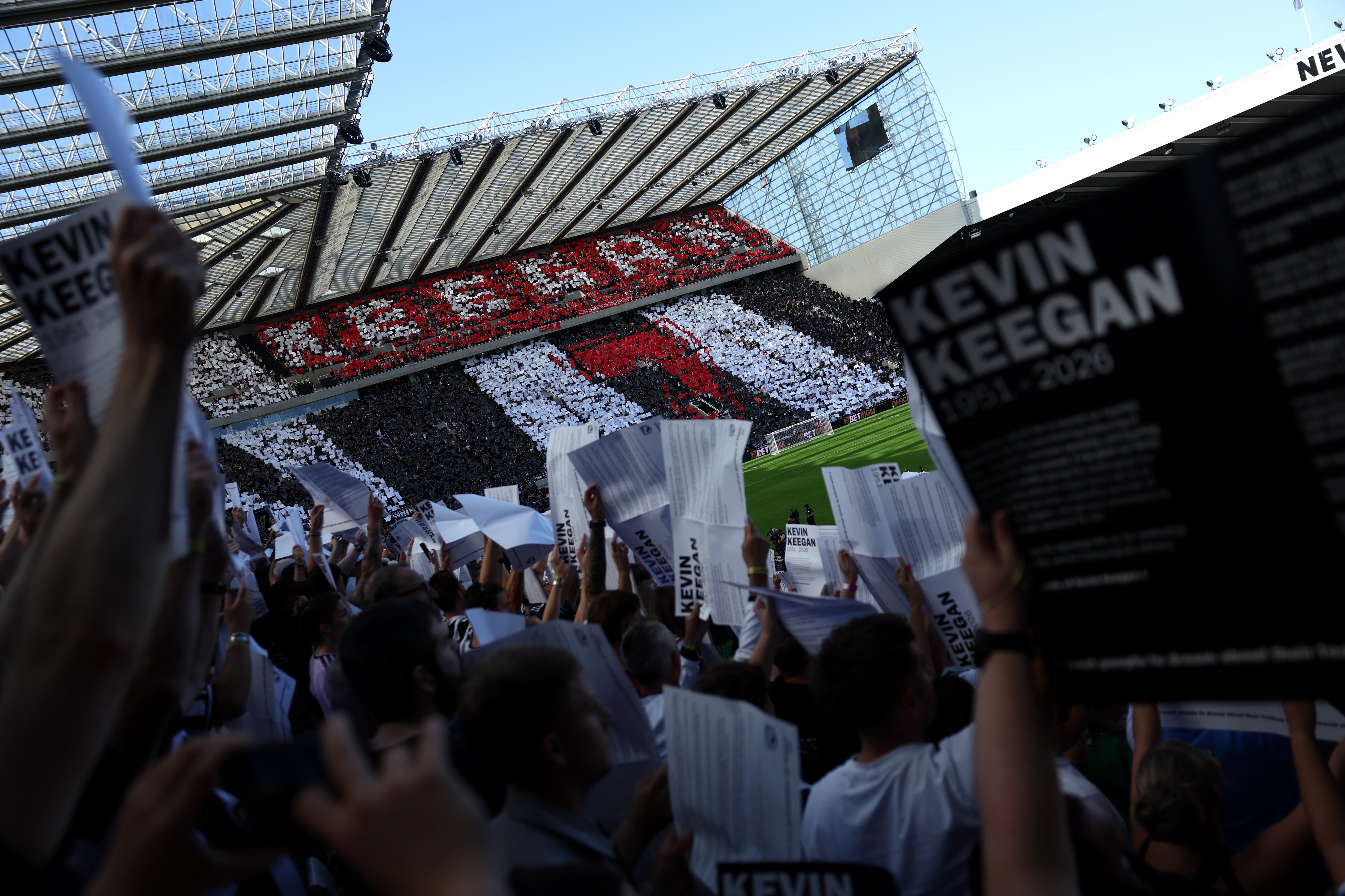 Liverpool and Newcastle fans collaborate for a stunning tifo in tribute of Kevin Keegan