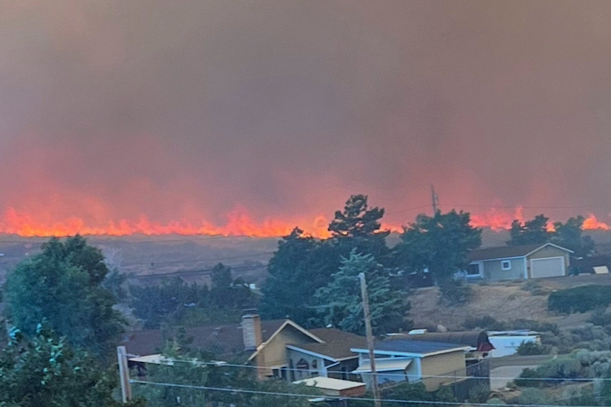 Orman yangını Reno, Nevada'ya yaklaşıyor ve binlerce kişiyi mahallelerini boşaltmaya zorluyor