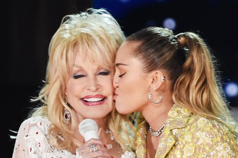 Miley Cyrus has shared an emotional tribute to her ‘Aunt Dolly’ (Getty)