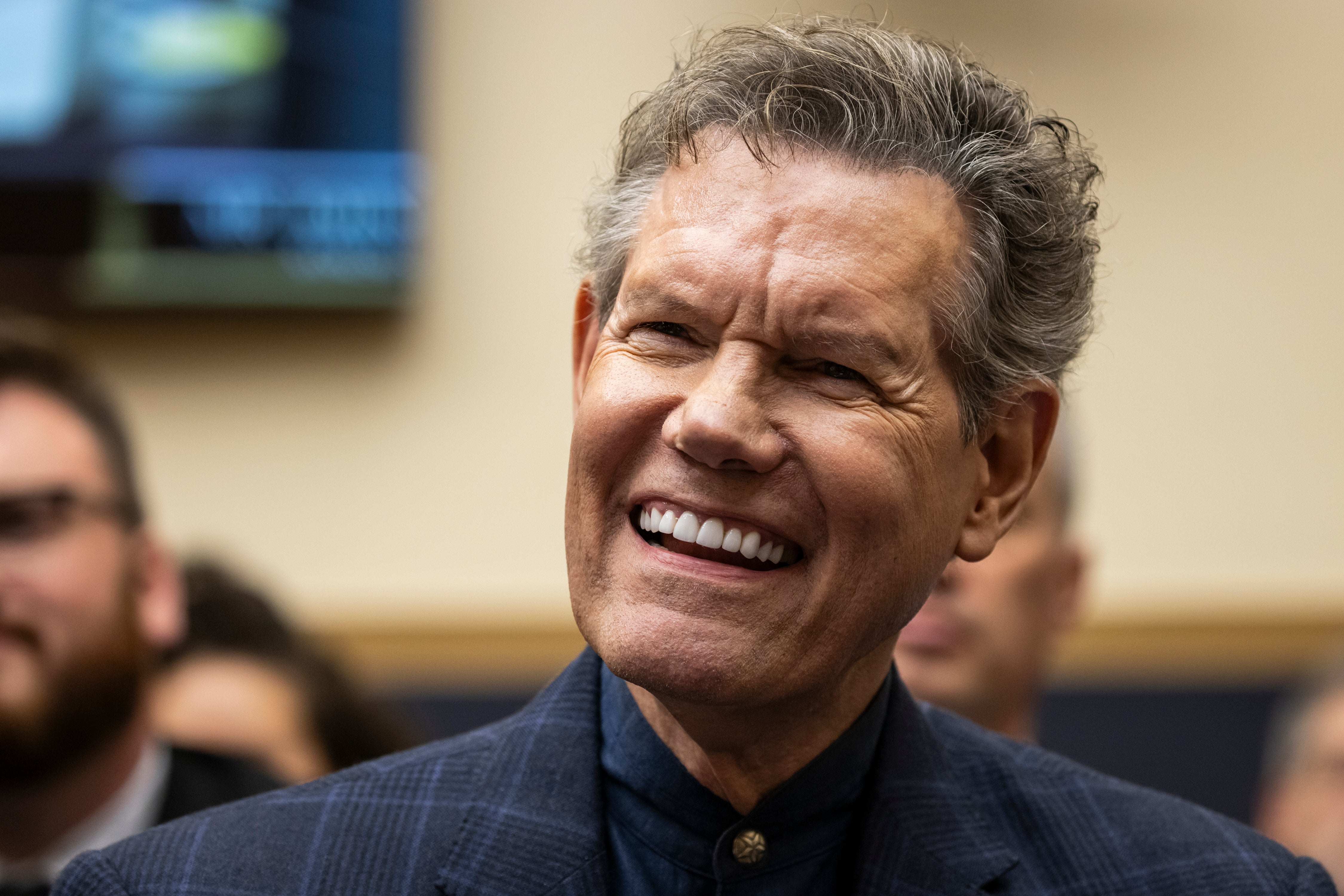 Randy Travis pays tribute to Dolly Parton