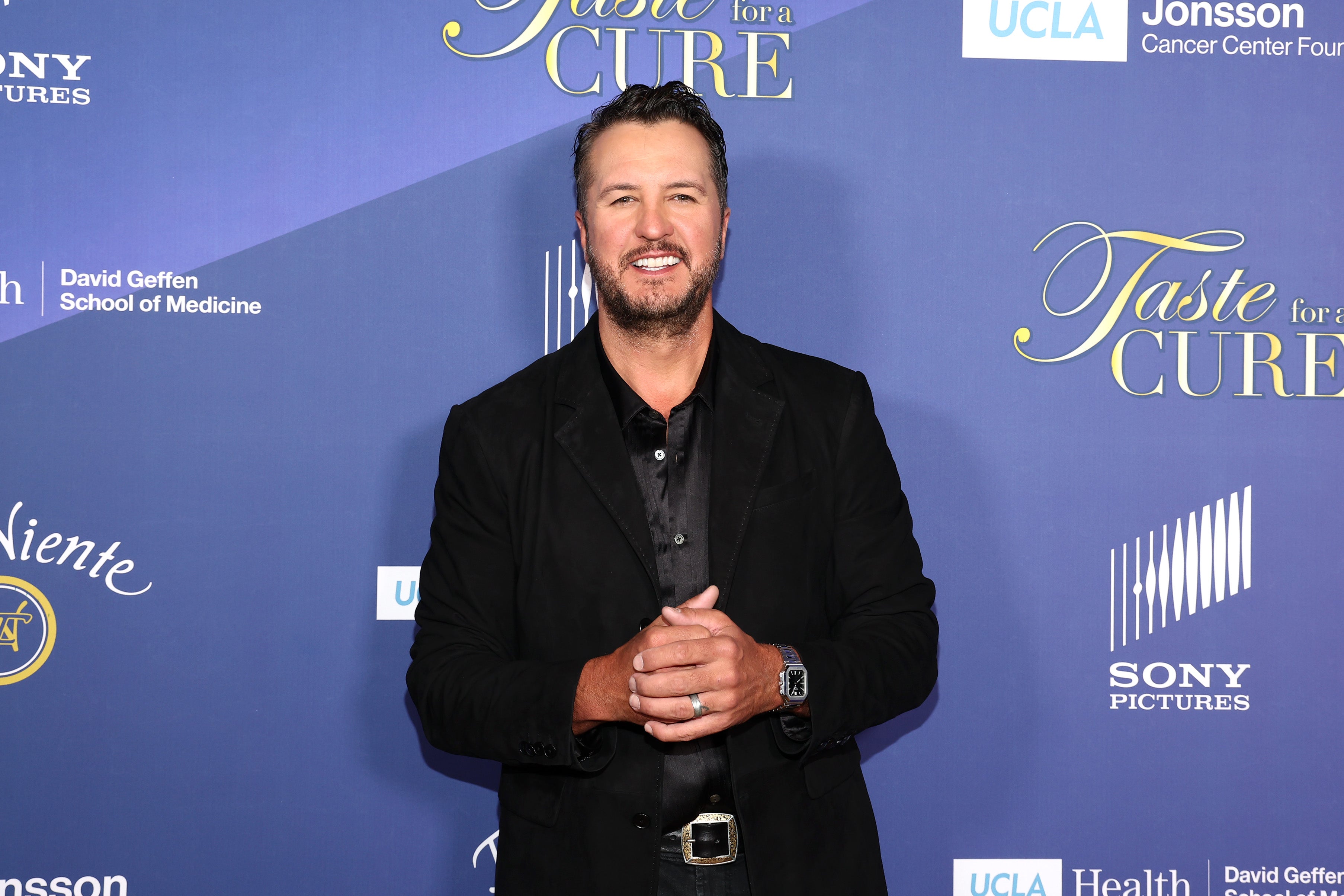 Luke Bryan pays tribute to Dolly Parton
