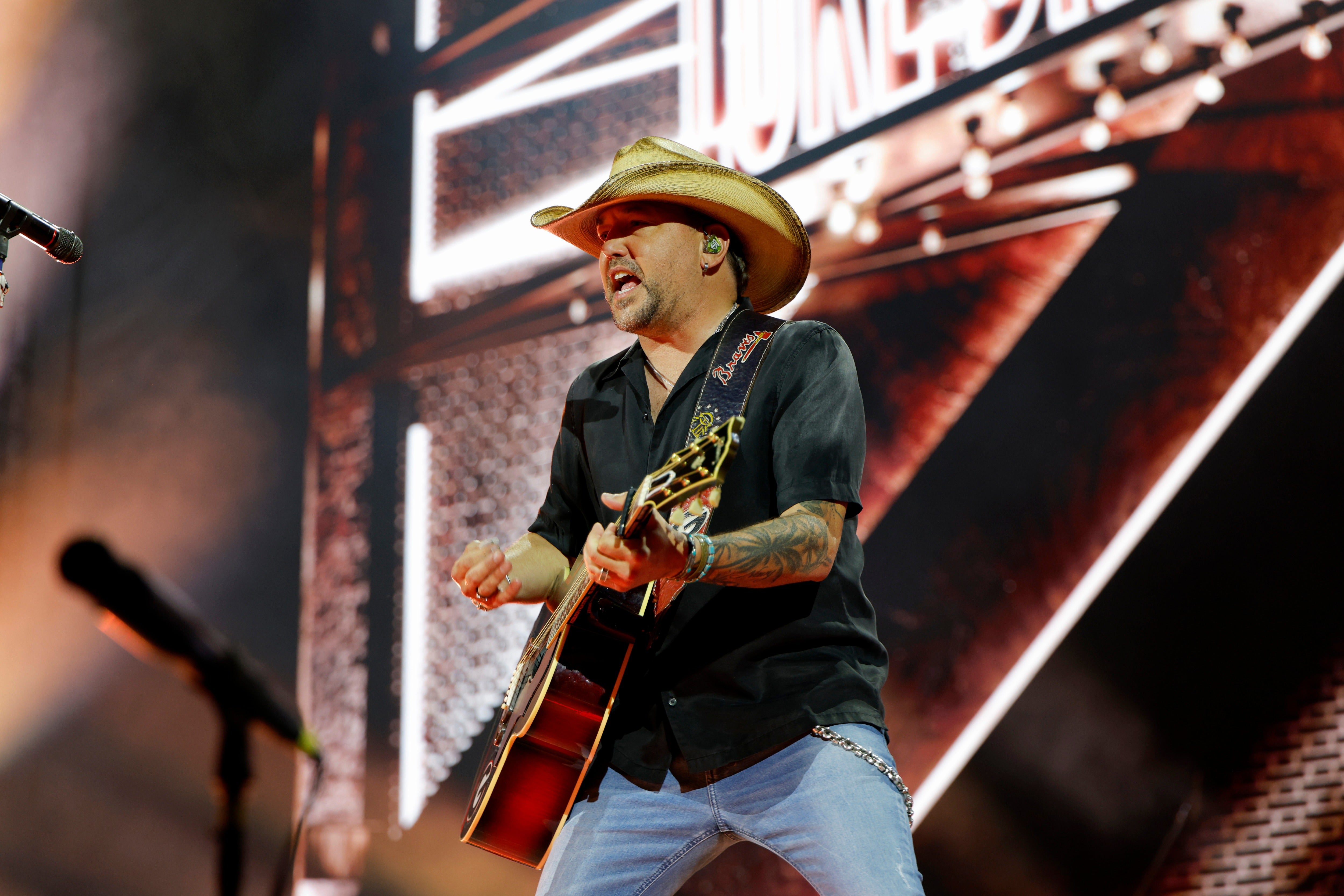 Jason Aldean honors Dolly Parton