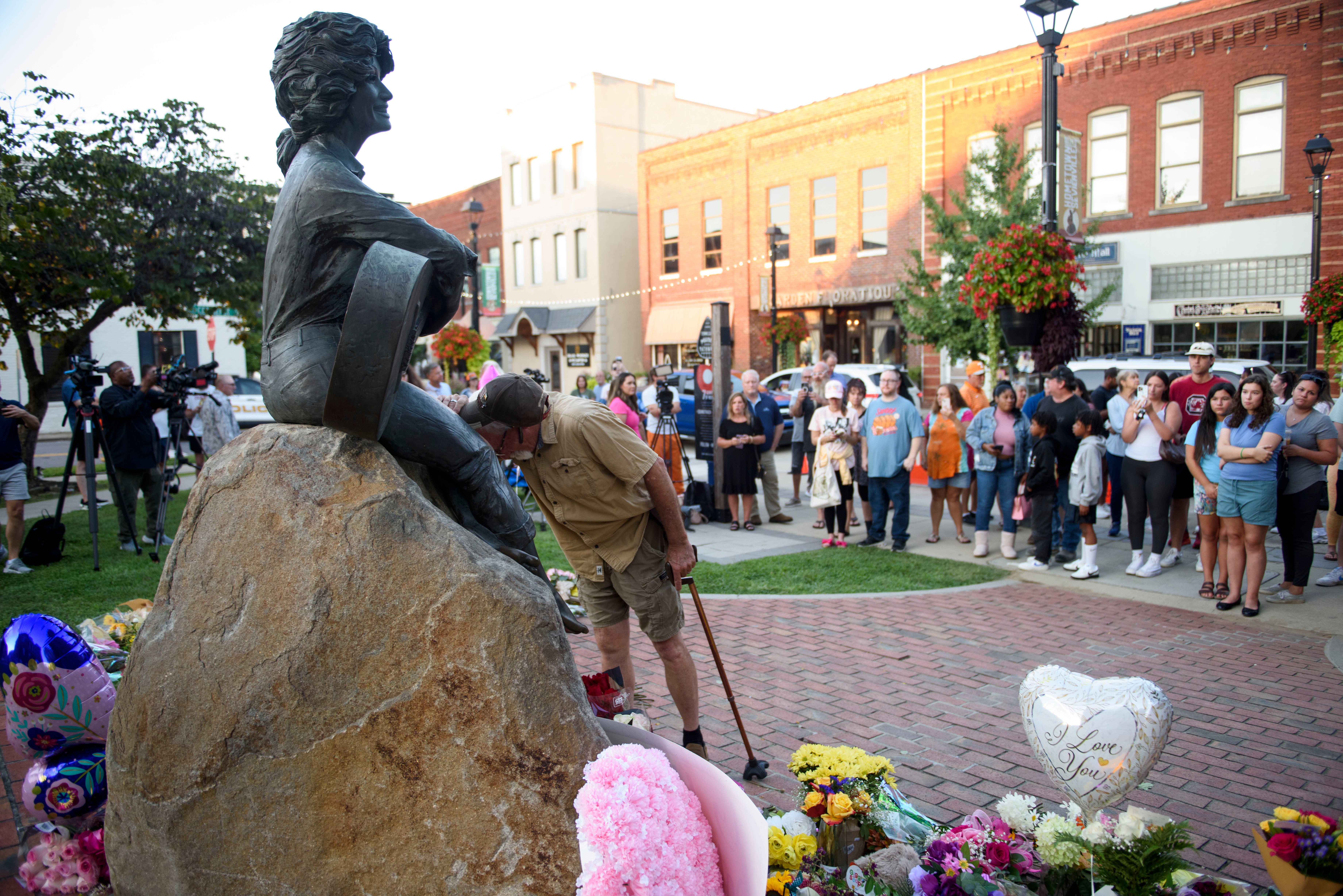 James E. Gambrel pays his respects at a statue of Dolly Parton situated on the lawn of the Sevier County Courthouse on August 25, 2026 in Sevierville, Tennessee