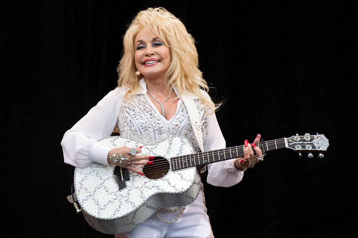 Dolly Parton accepts lifetime achievement award in pre-taped video recorded before her death