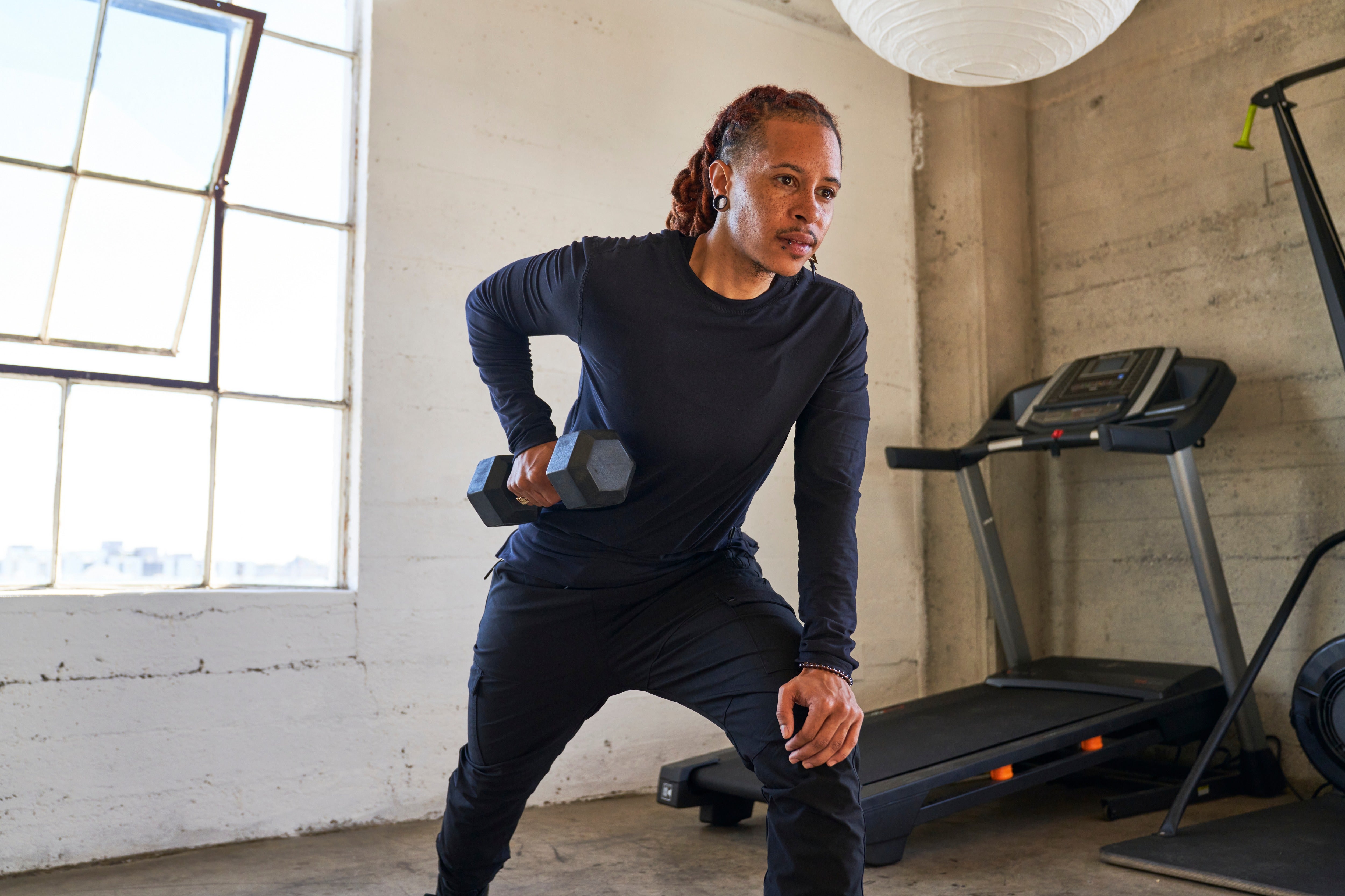 Dos entrenamientos cortos con mancuernas para todo el cuerpo, realizados semanalmente, pueden tener un efecto transformador en su salud y estado físico, según el experto en entrenamiento de fuerza, el Dr. Brad Schoenfeld