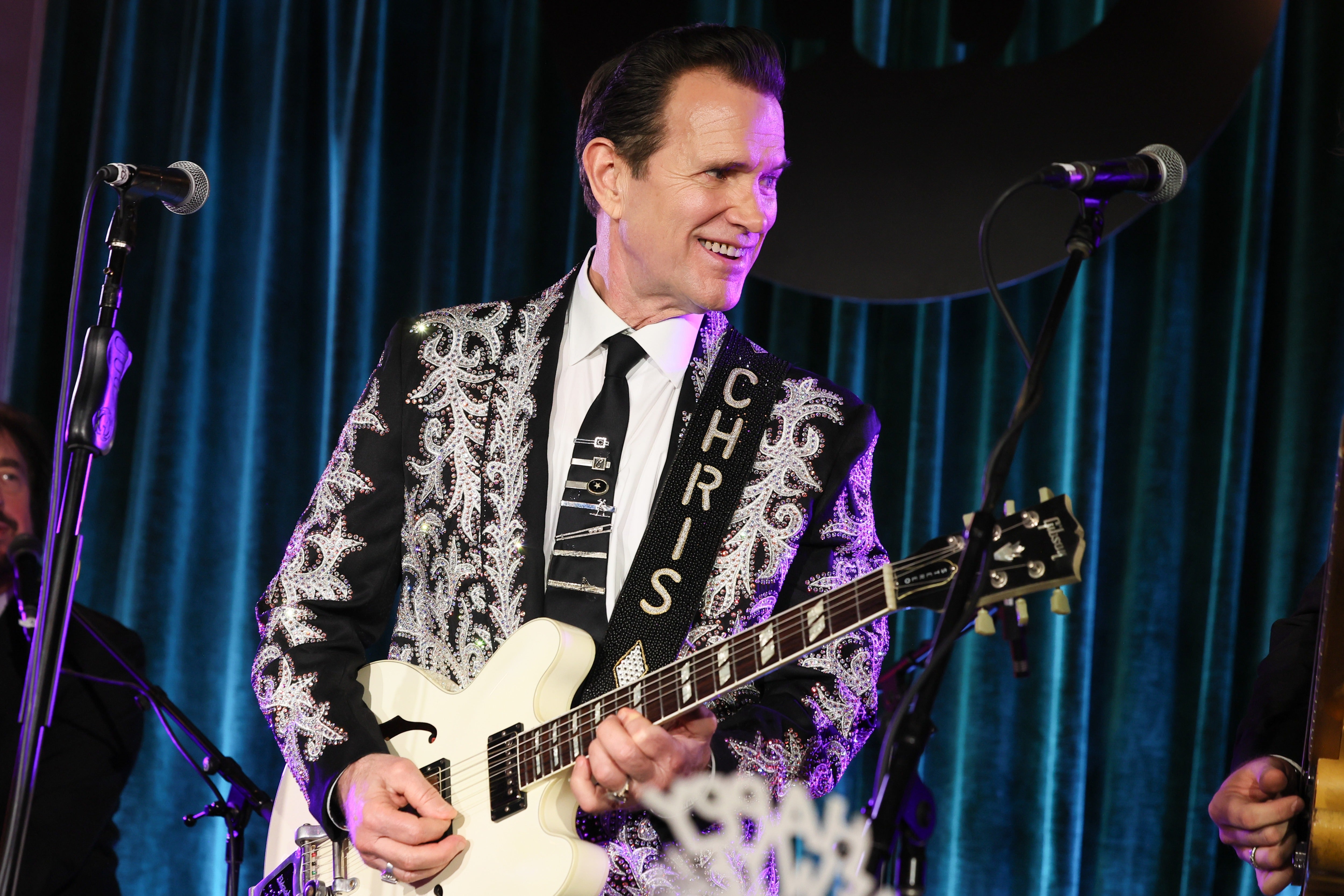 Chris Isaak honors Dolly Parton