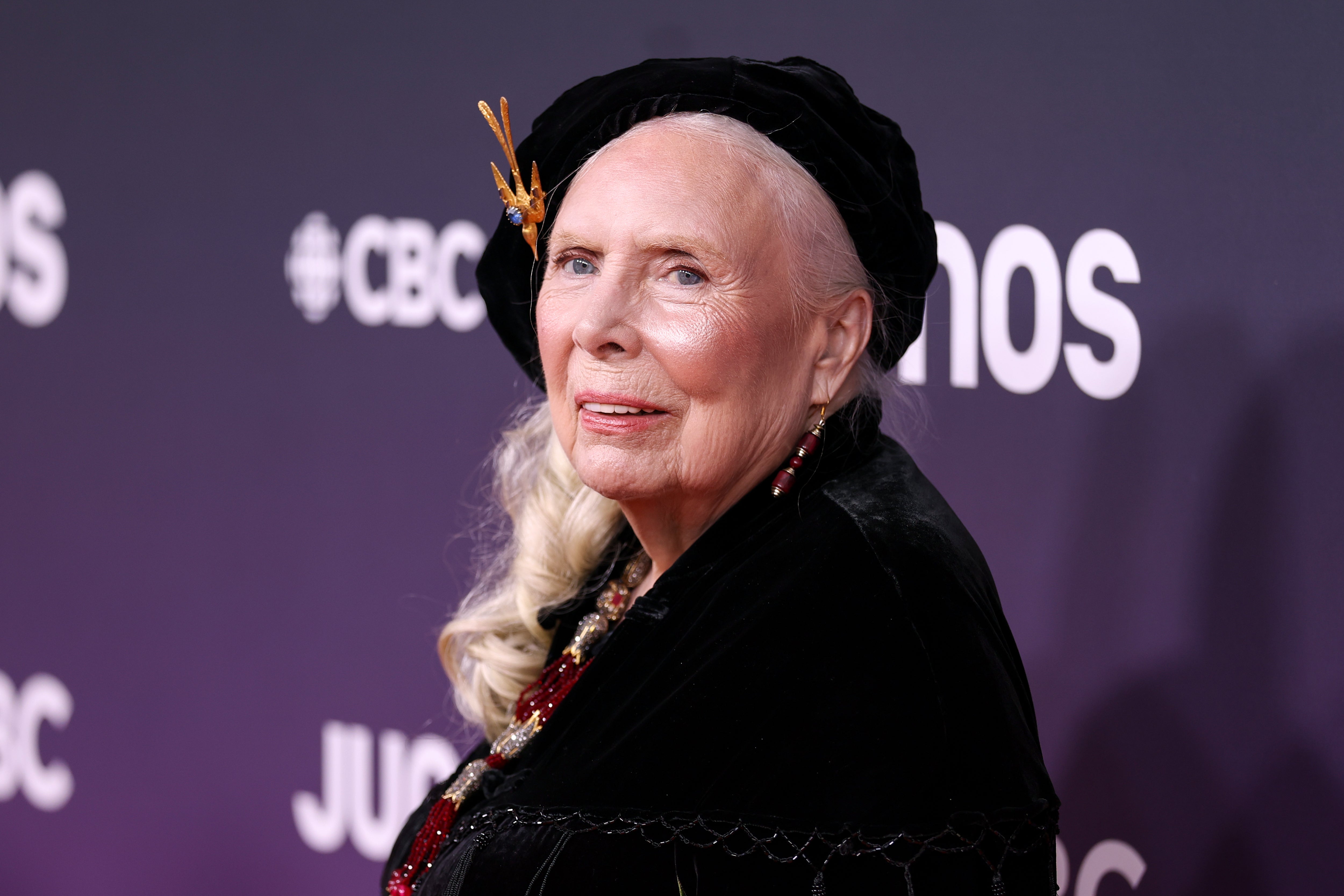 Joni Mitchell pays tribute to Dolly Parton