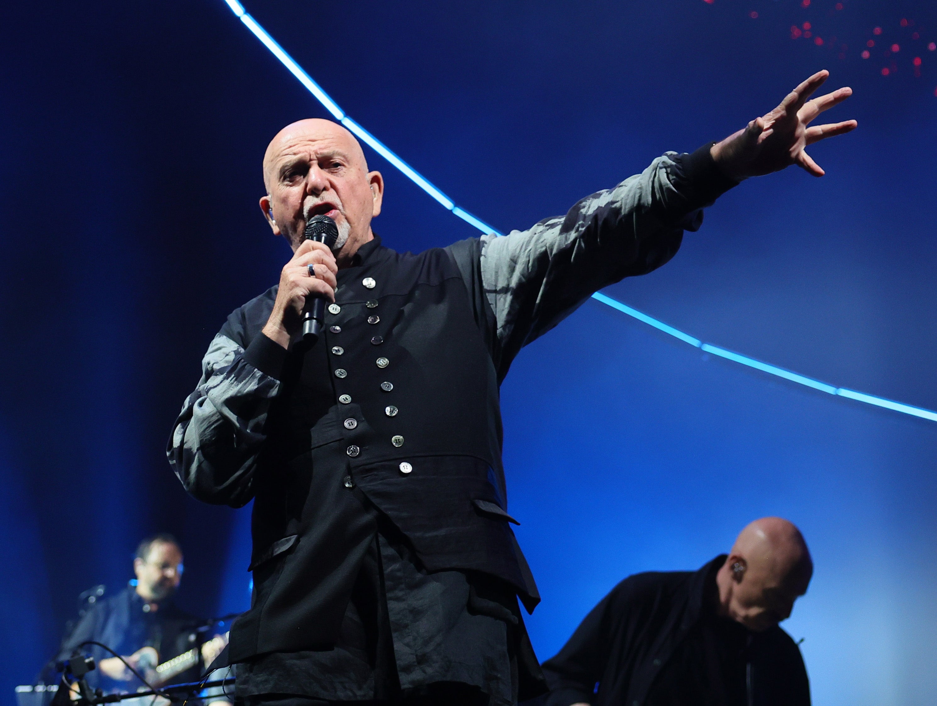 Peter Gabriel honors Dolly Parton