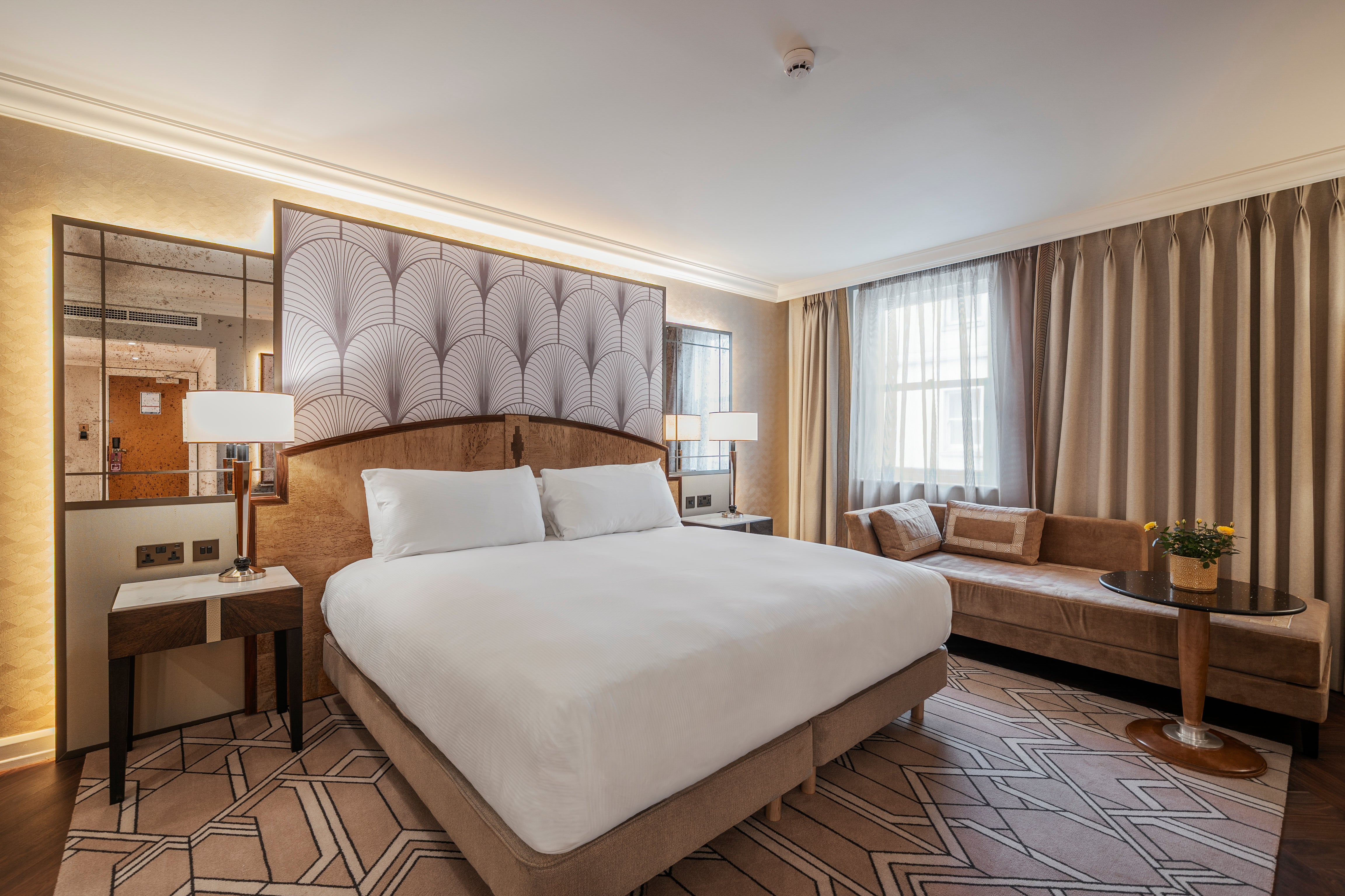 There are 432 rooms at the hotel