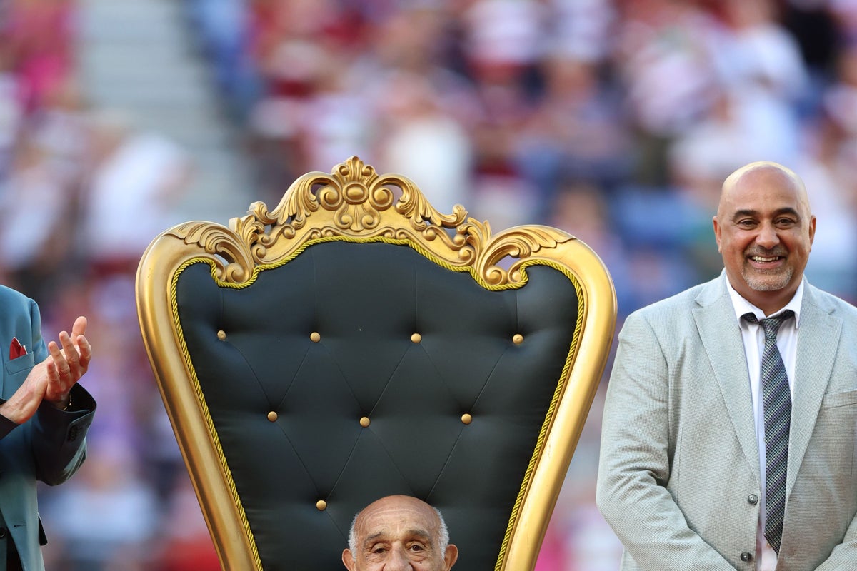 Wigan remember &lsquo;legend&rsquo; Sir Billy Boston ahead of Hull KR match