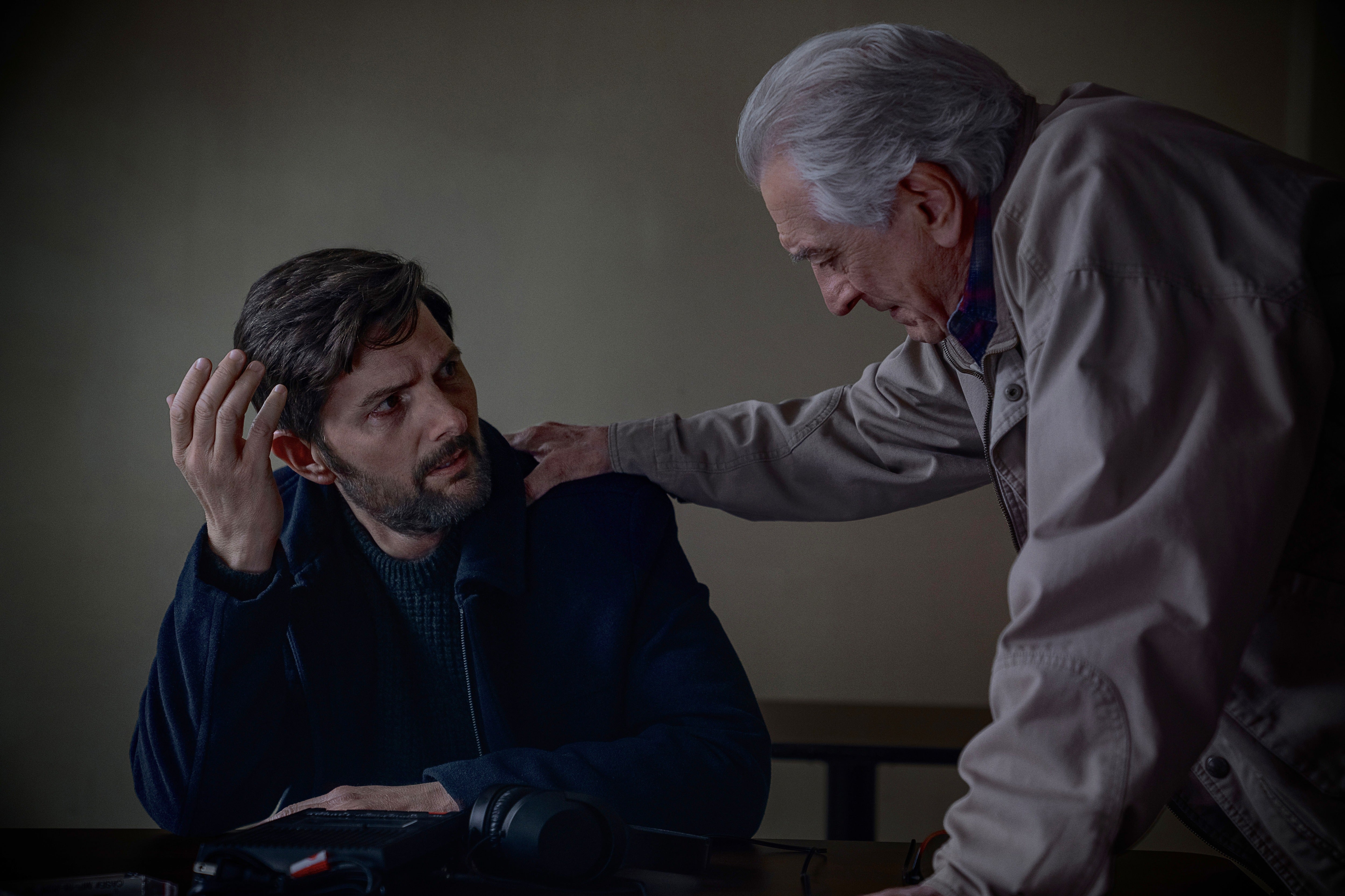 Adam Scott and De Niro in 'The Whisper Man'