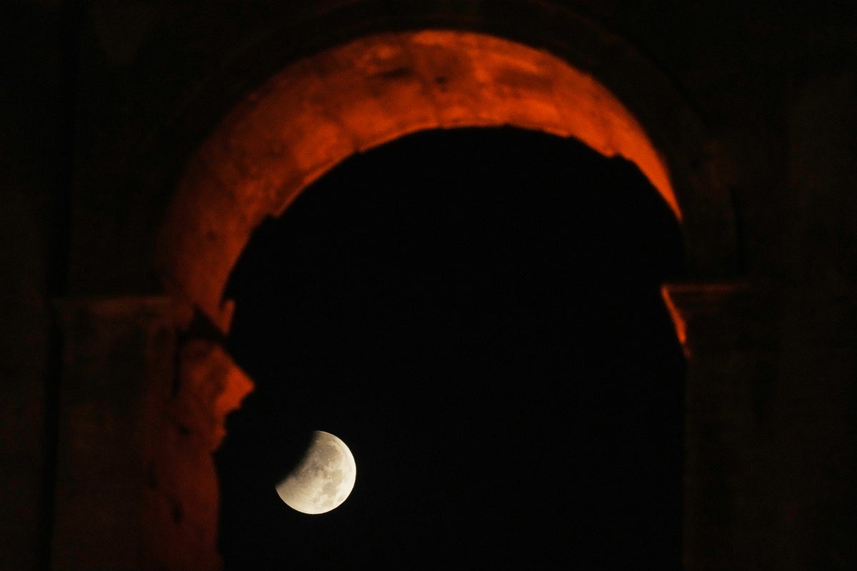 A lunar eclipse lights up skies across the Americas. in photos