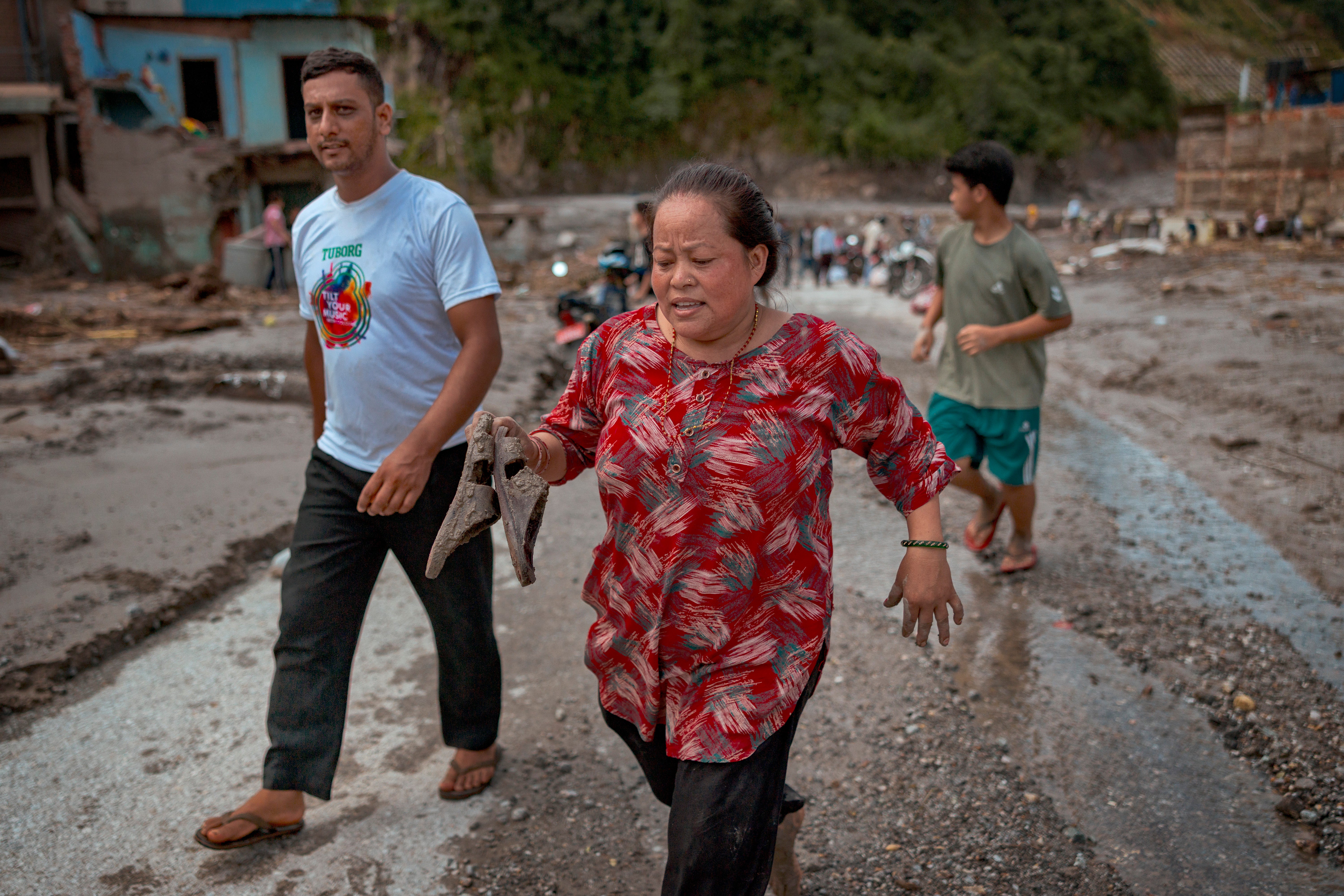 Residents run to safety after police alerted them of another possible flash flood on 28 August 2026 in Devighat, Nepal (Getty)