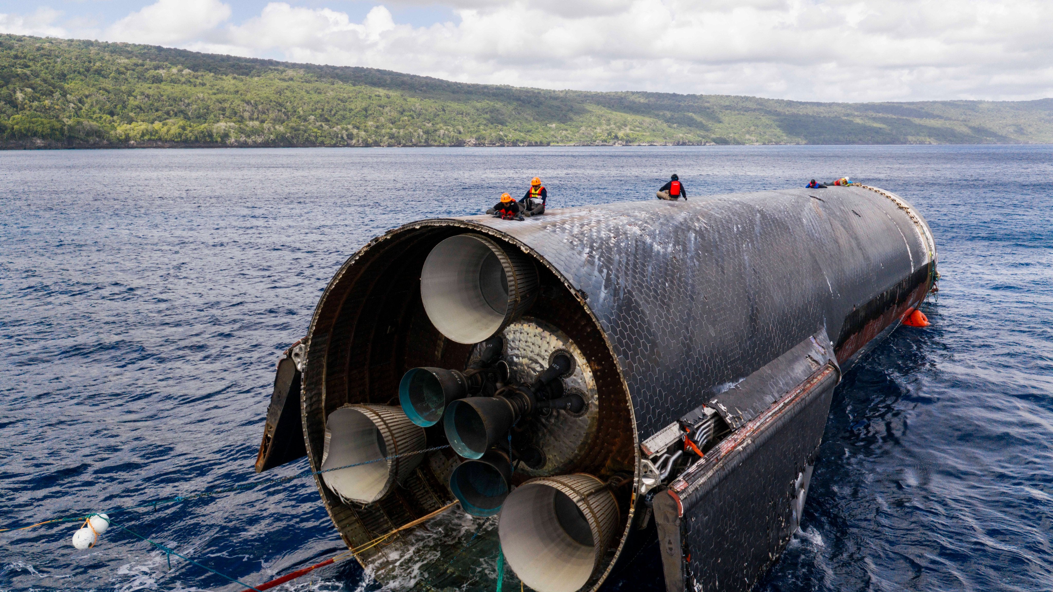Los ingenieros de SpaceX inspeccionan el Starship frente a la costa de la Isla de Navidad, en el Océano Índico, el 27 de agosto de 2026, después de su lanzamiento en un vuelo de prueba en julio.