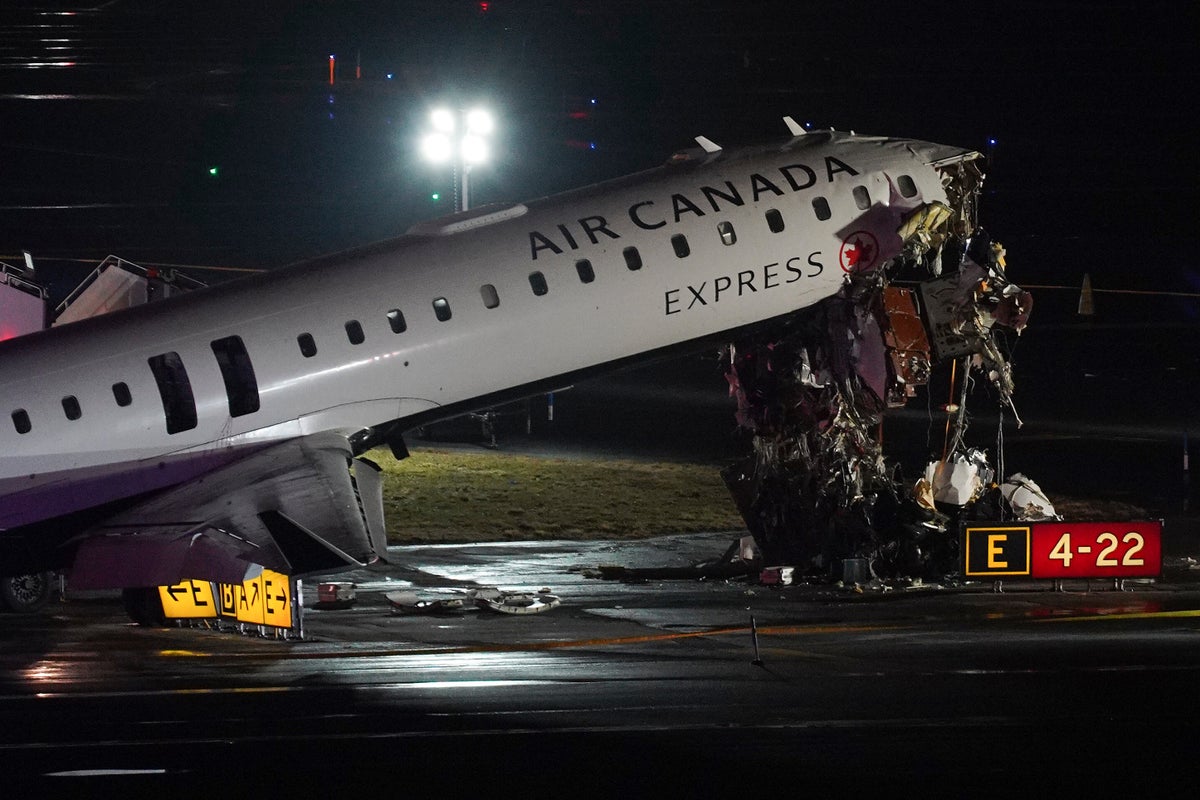 LaGuardia Air Traffic Controllers Under Investigation for Early Departure Before Runway Collision