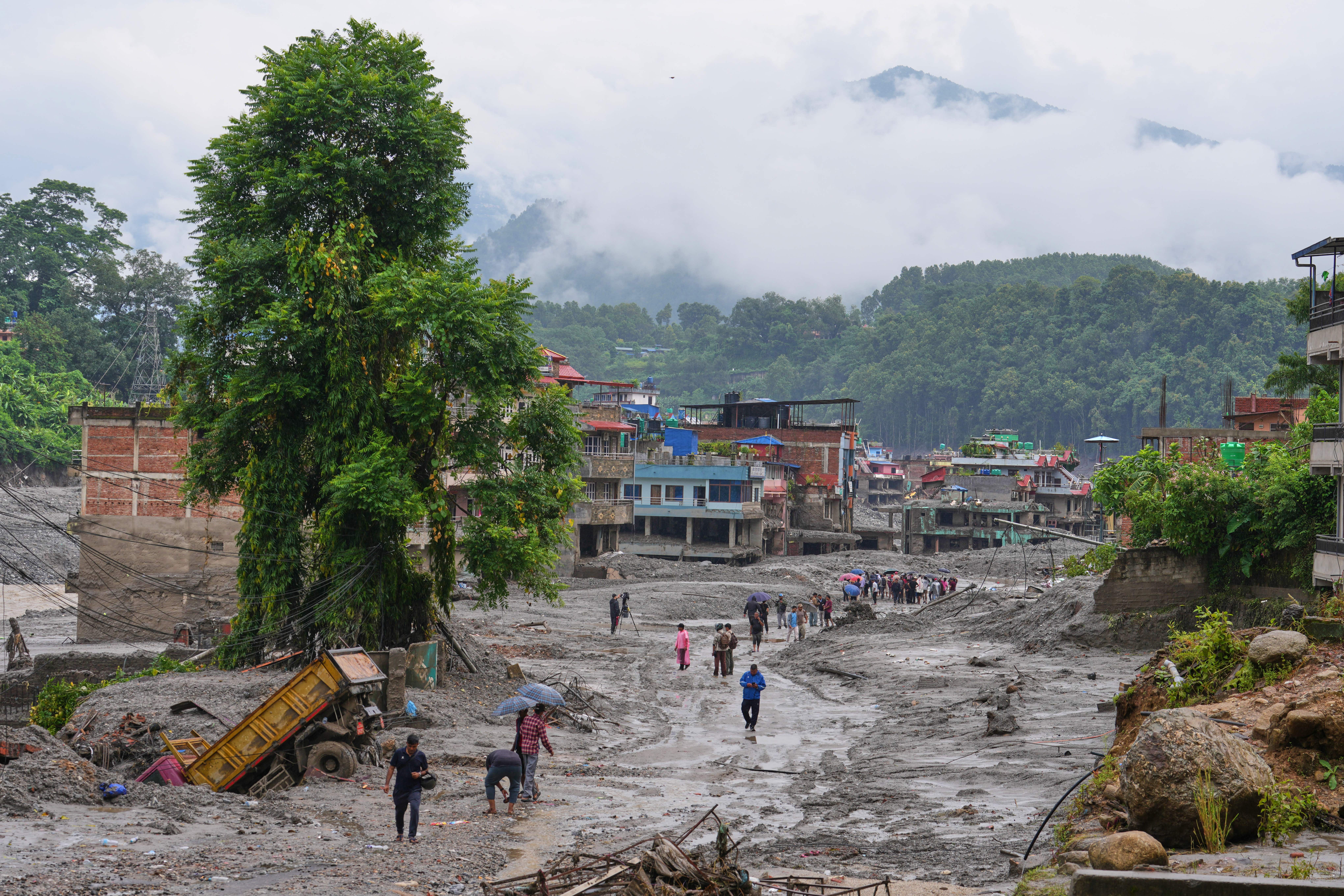 Nepal flood death toll tops 600 with nearly 2,500 missing as UK sends rapid response team; rescue efforts continue at hydropower plant