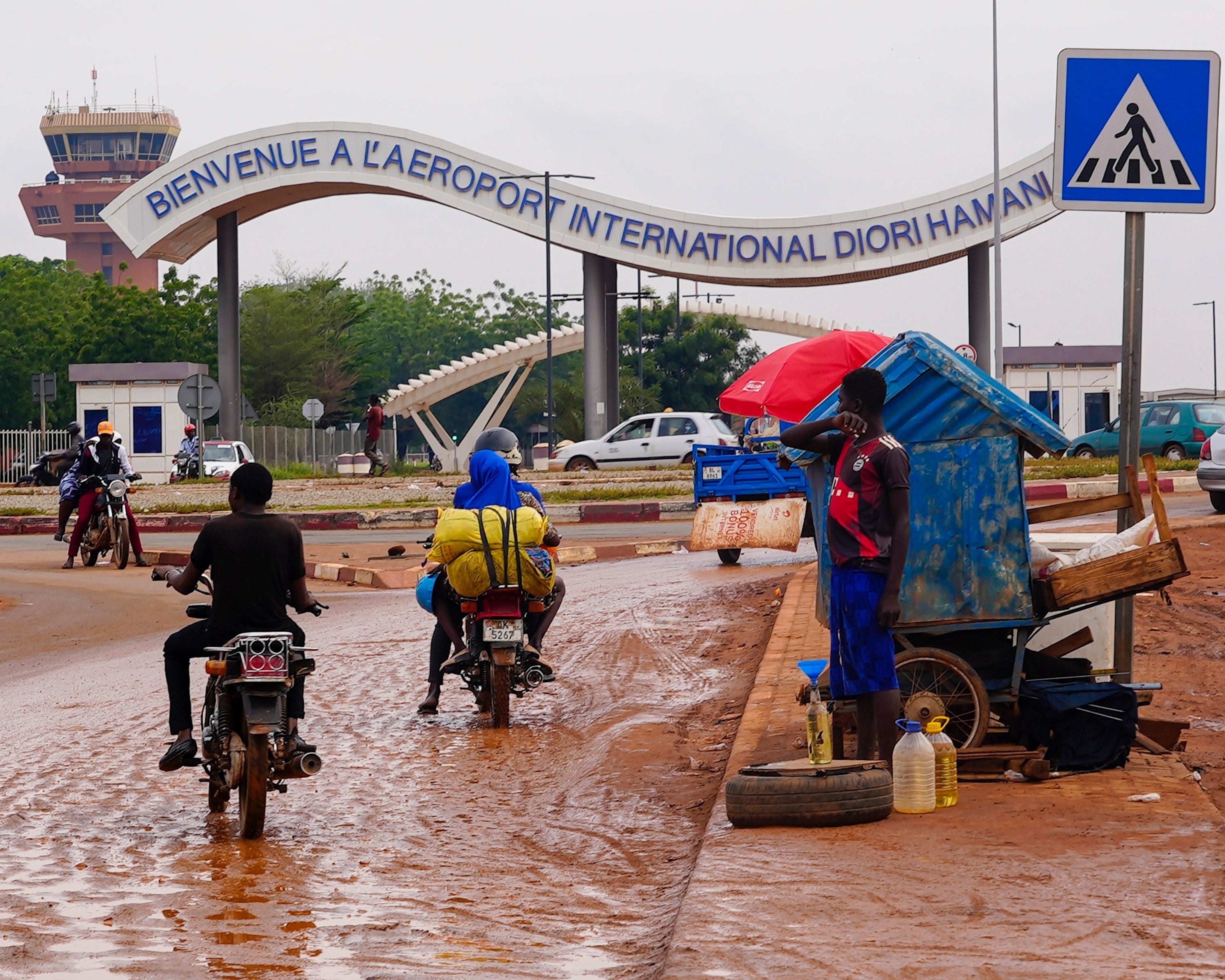 independent.co.uk - Via AP news wire - Gunfire and explosions reported in Niger's capital, local media and witness say