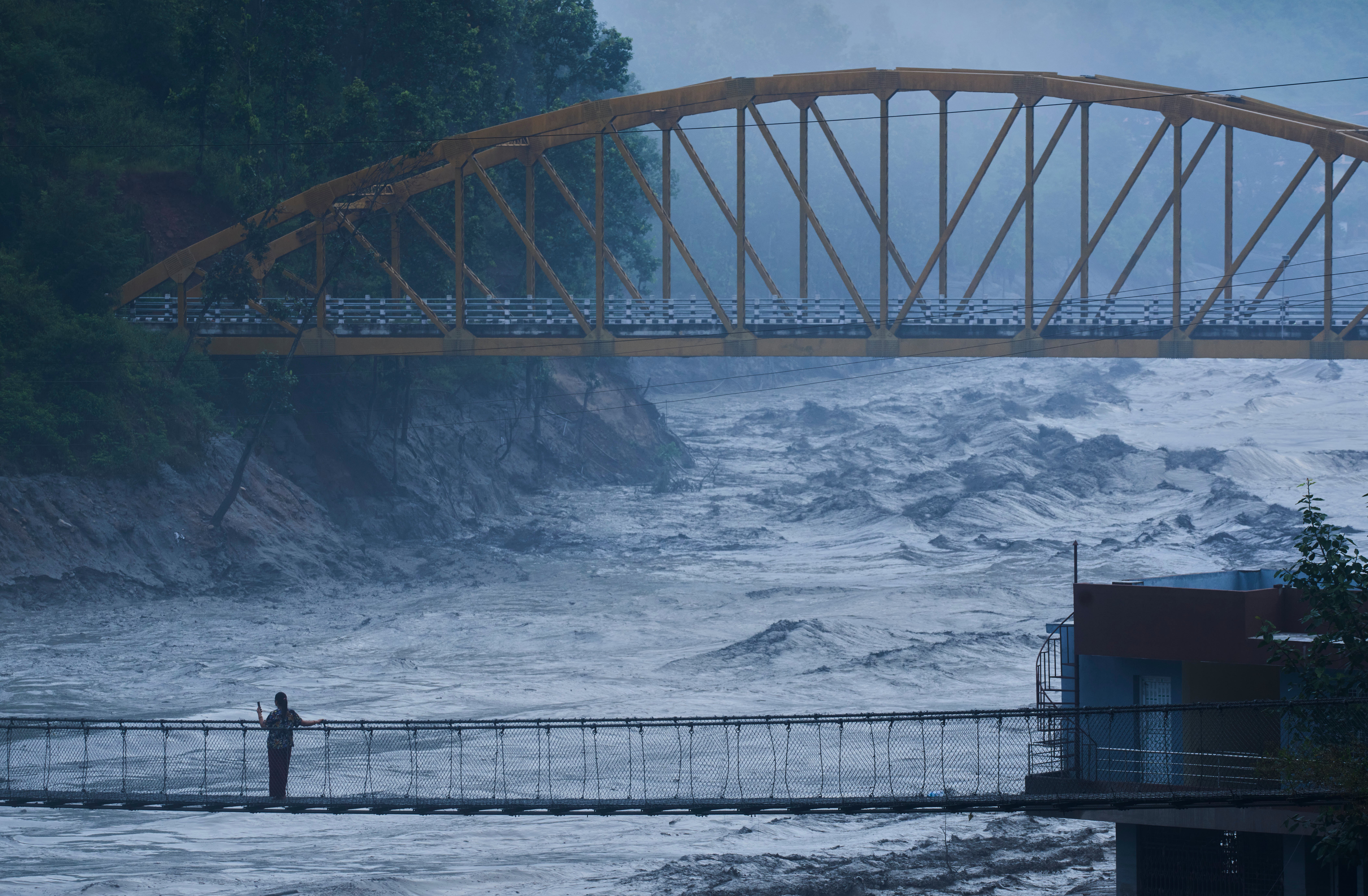 Nepal warns of fresh flooding Sunday as Bhotekoshi River rises; combined Nepal-Tibet toll hits 750 dead, 3,000 missing