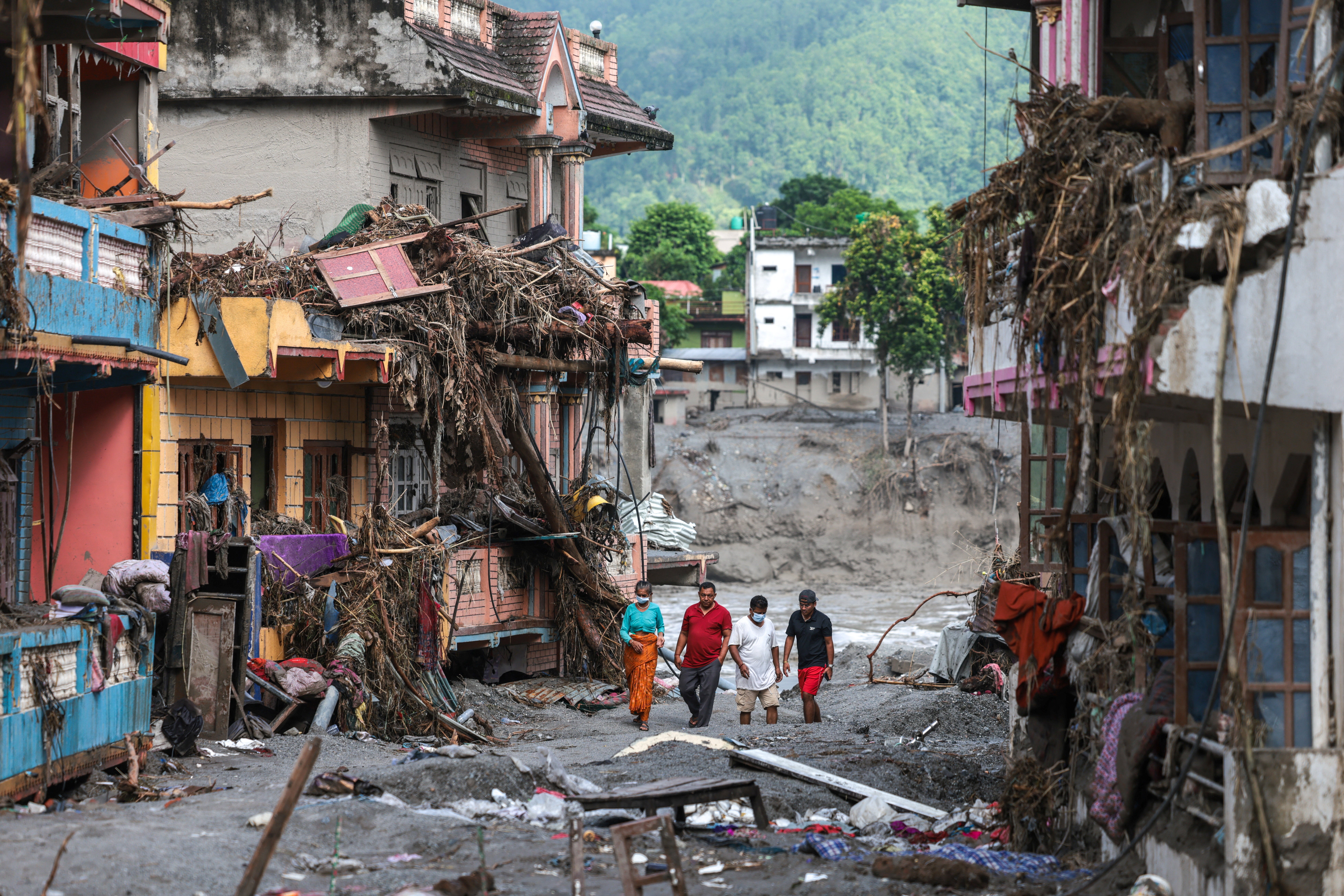 Fresh flood warnings issued in Nepal as Everest veterans called in to join tunnel rescue mission