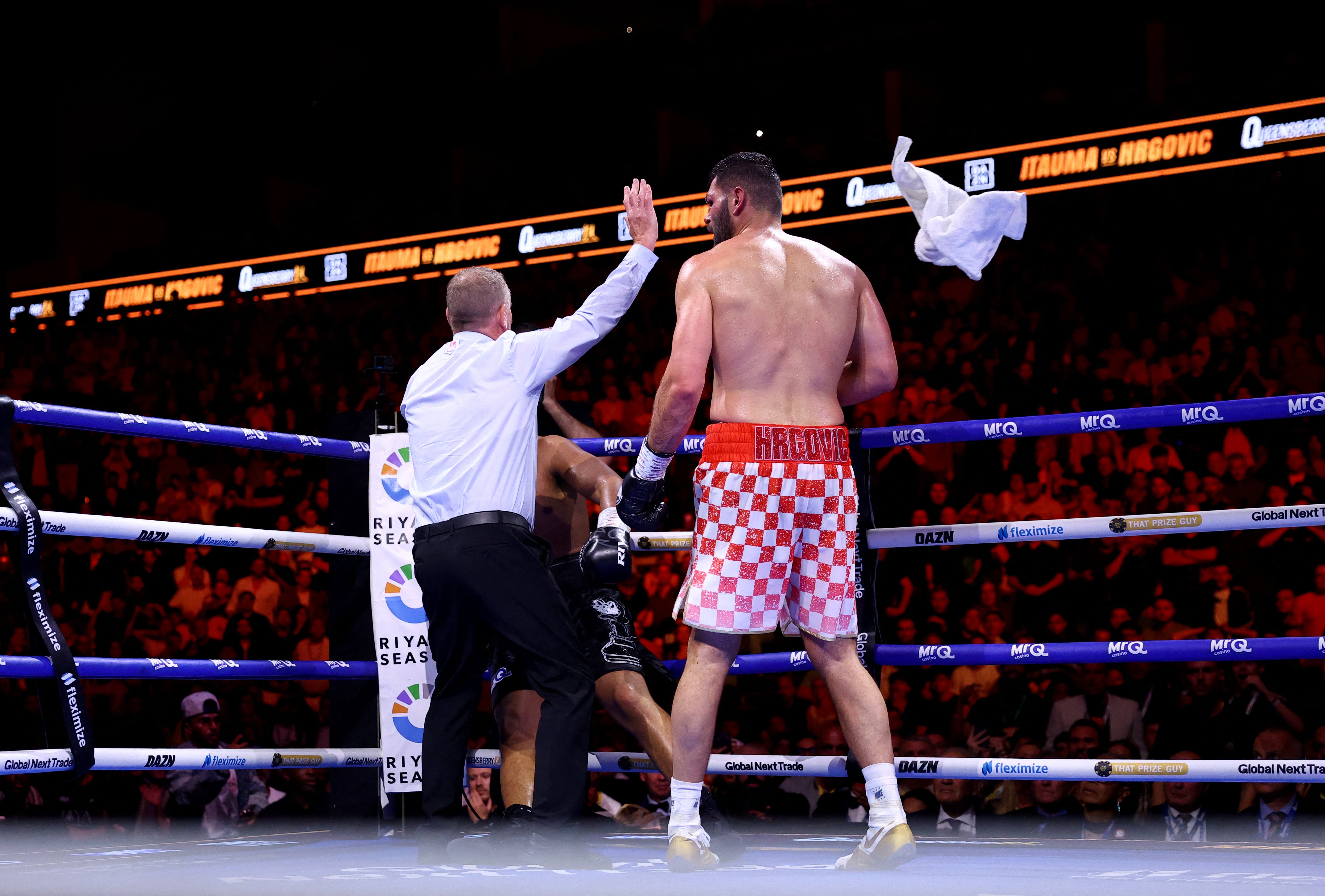 The team of Moses Itauma throw the towel against Filip Hrgovic