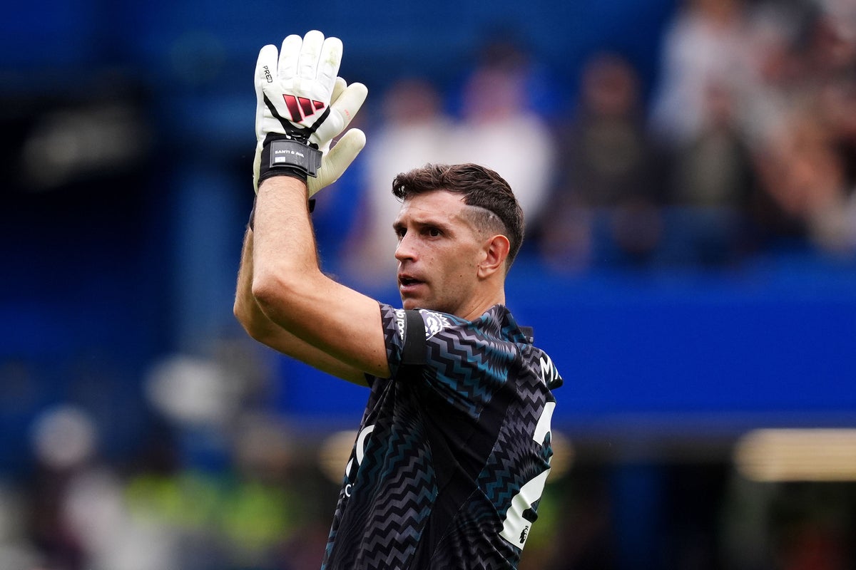 Emi Martinez makes unique gesture to Chelsea fans after changing squad number Emi Martinez makes unique gesture to Chelsea fans after changing squad number