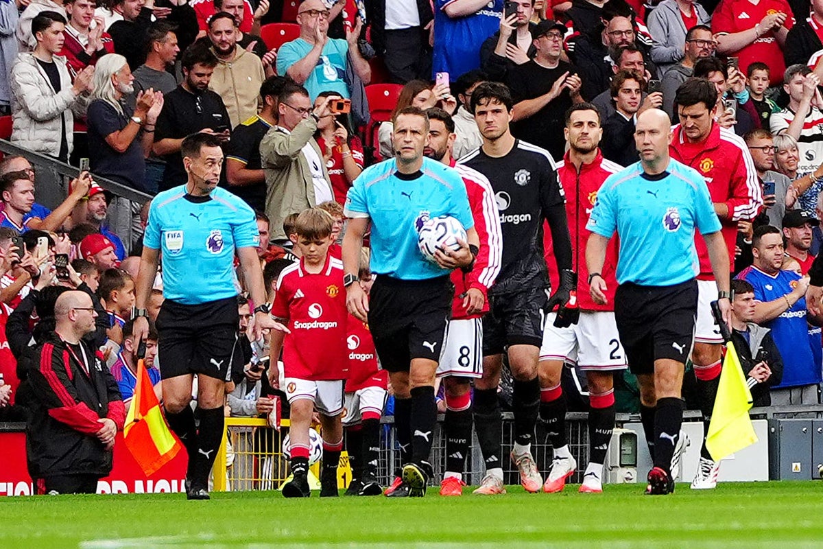 Children of deceased police officer honored at Manchester United match