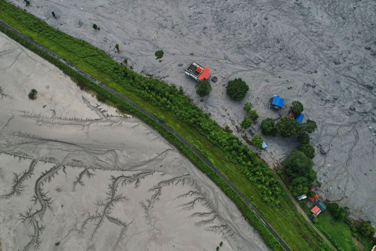 Rescue efforts intensify after Nepal-Tibet flooding as deaths climb past 900
