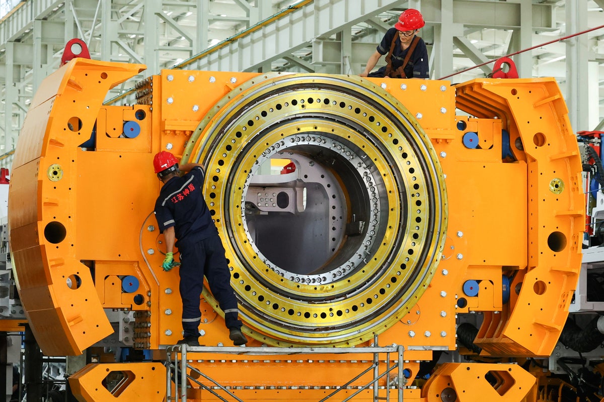 China's Manufacturing Sector Contracts in August Despite Export Growth