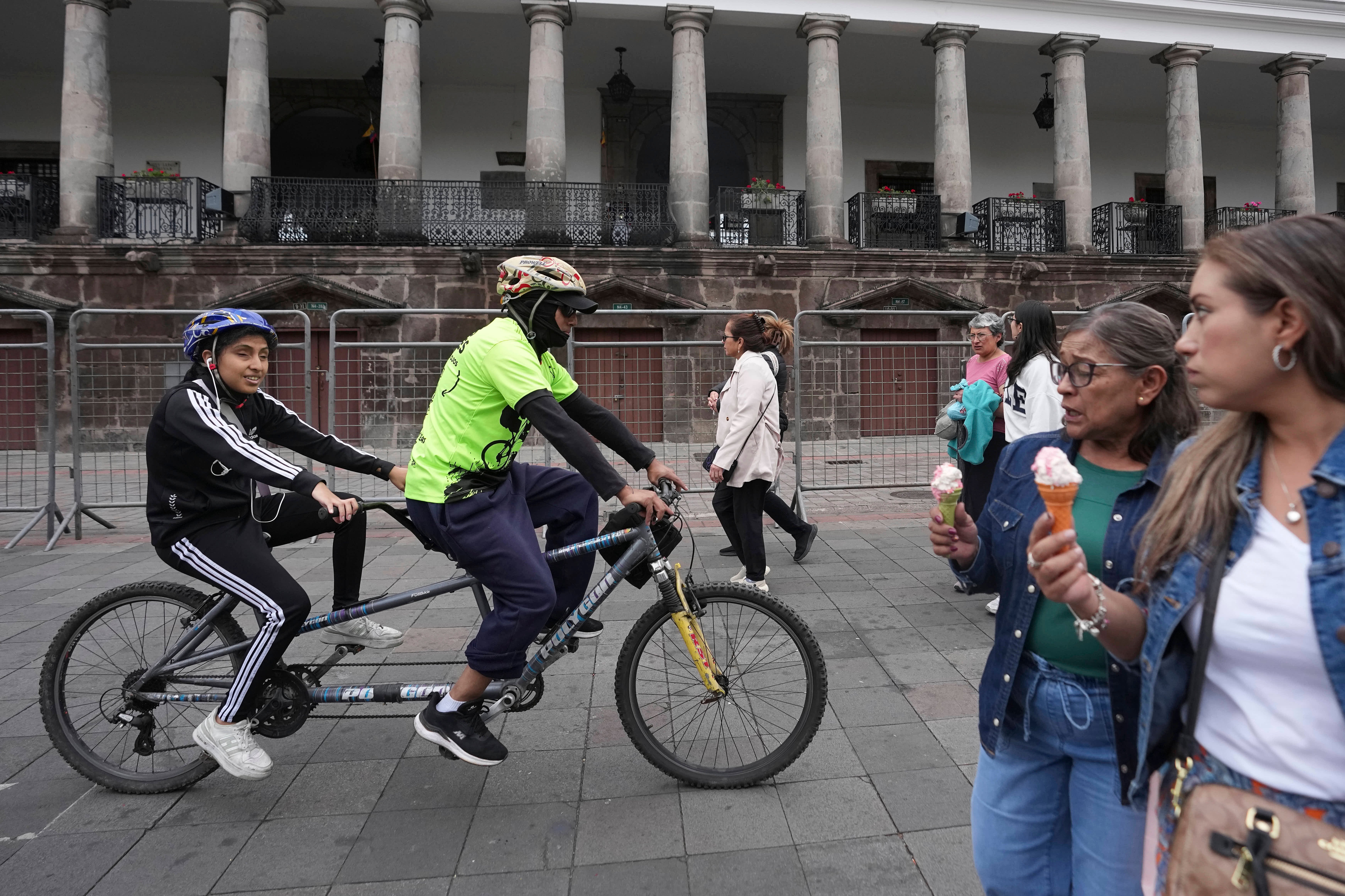 ECUADOR-CIEGOS-BICICLETAS