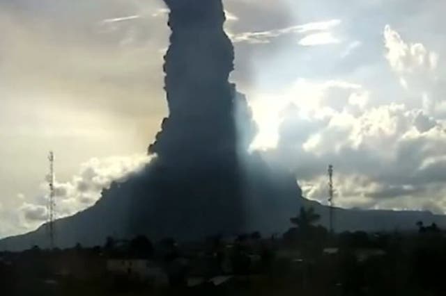 <p>El monte Sinabung en Indonesia</p>