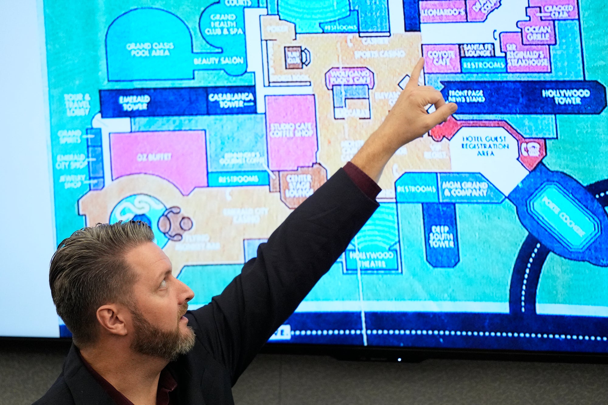Michael Ingram, investigator for MGM Resorts, points to a map of the MGM Grand casino as he testifies during the murder trial (AFP/Getty)