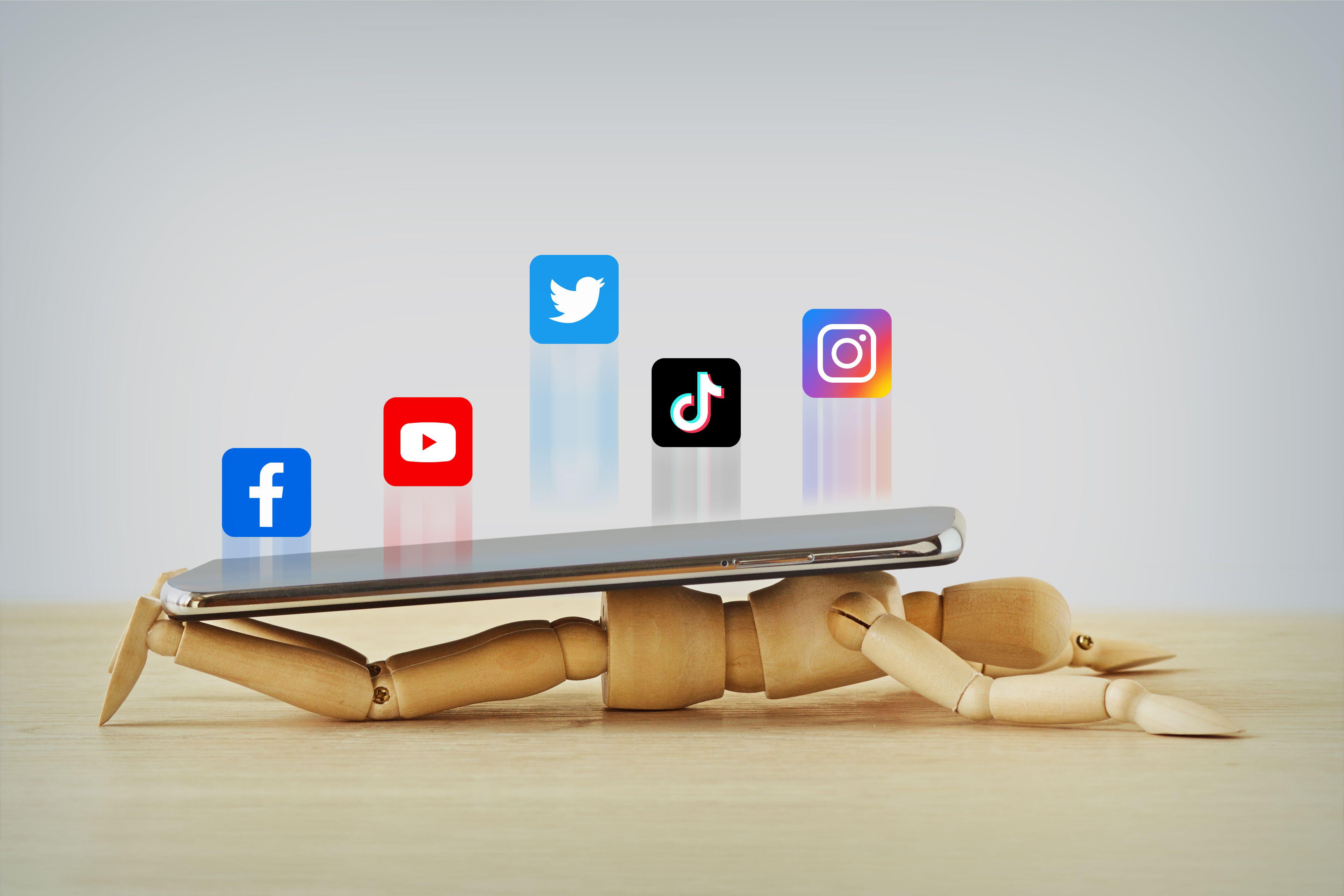 Link between excessive use of digital media and poor mental health, poor sleep and a lack of exercise among young people "justifies coordinated global actio n ", experts have said.