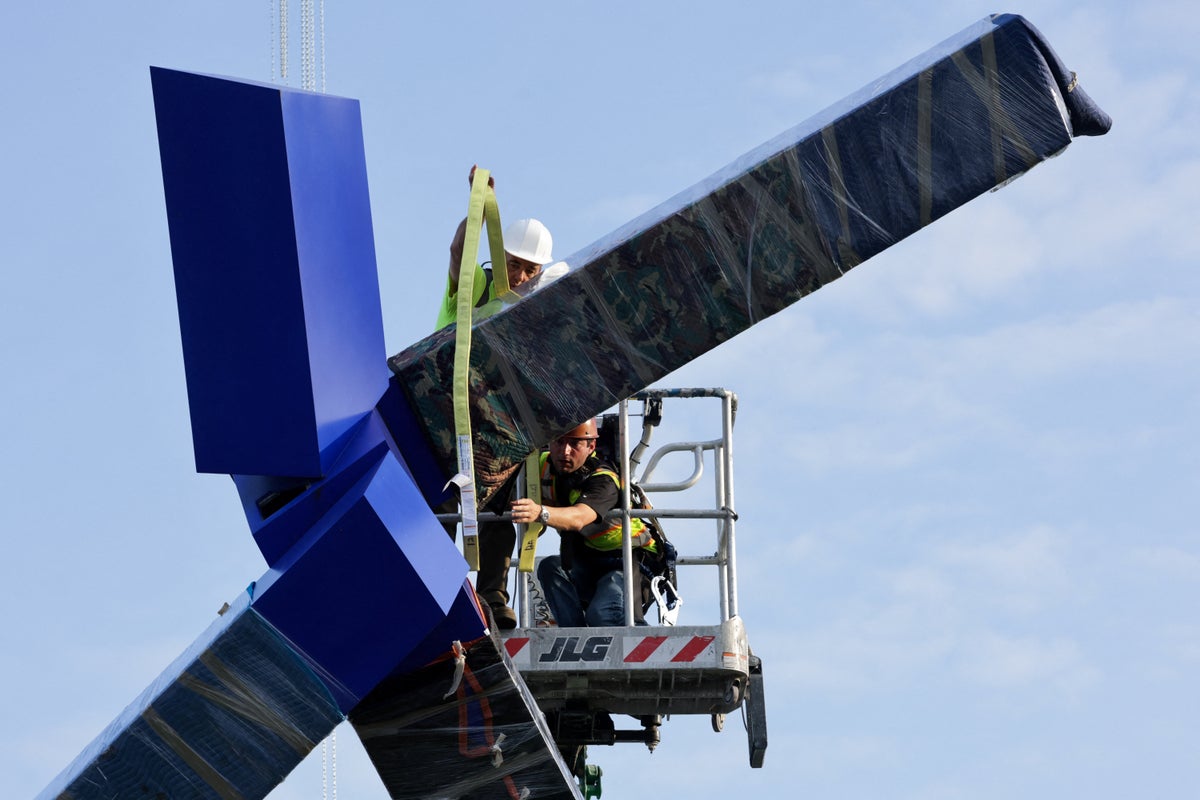 Too ‘Blue’ for Trump: Workers begin tearing down beloved sculpture at Kennedy Center as takeover battle continues