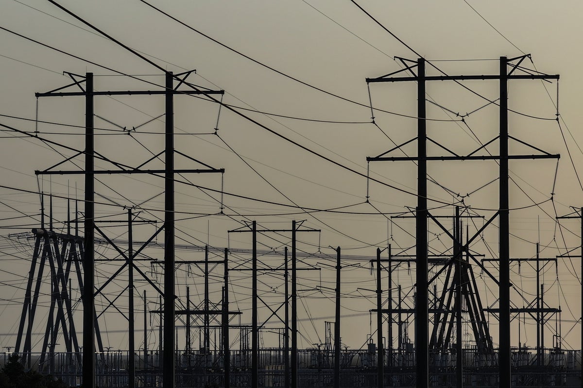 Power outage warning issued as heat wave stresses US electric grids