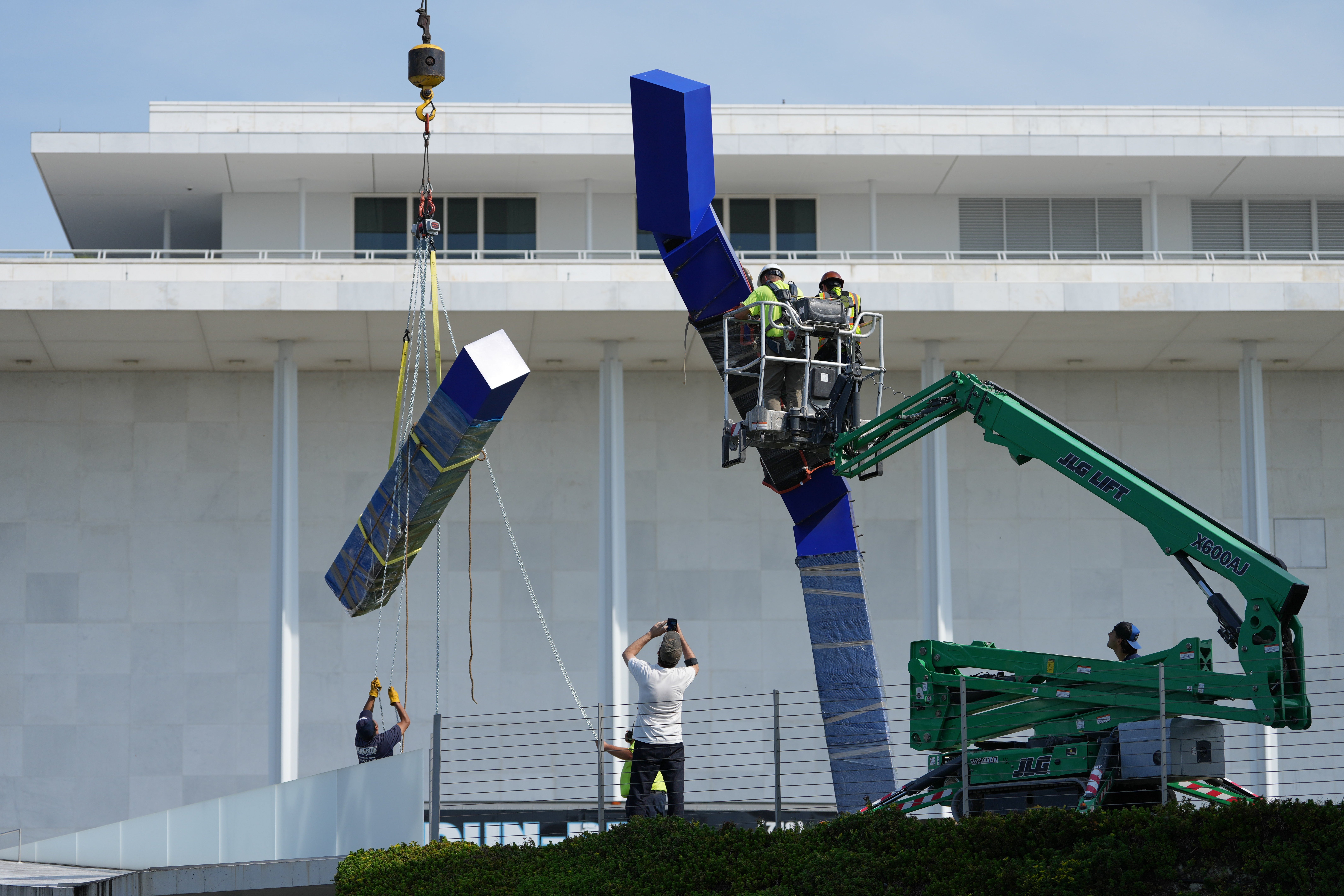 kennedy-center-s-blue-sculpture-is-torn-down-amid-trump-led-overhaul