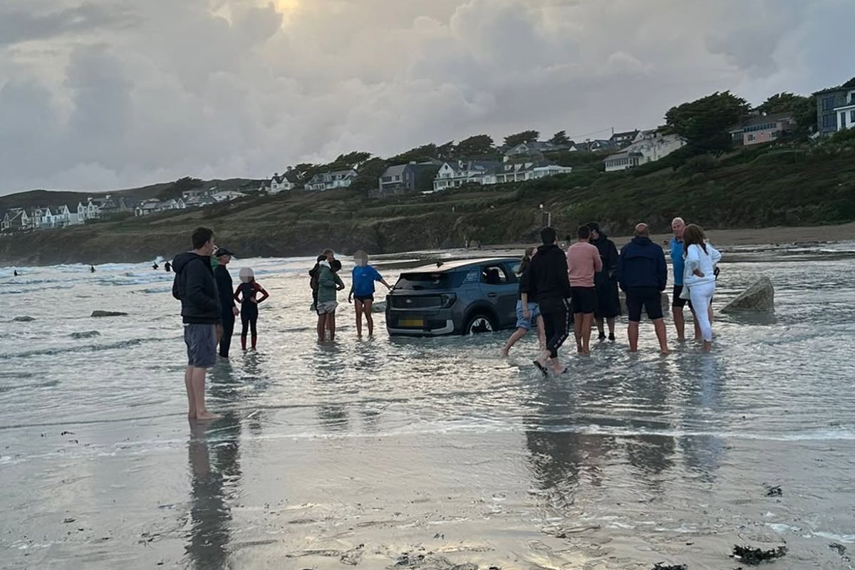 Tourist’s electric car almost swept out to sea on UK beach Tourist’s electric car almost swept out to sea on UK beach