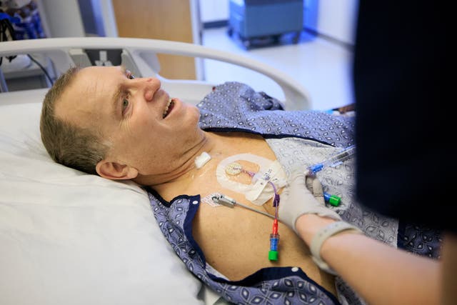 <p>Tim Andrews vivió sin problemas con el órgano modificado genéticamente durante 271 días, antes de pasar a un tratamiento de diálisis a corto plazo y recibir un riñón humano de un donante</p>