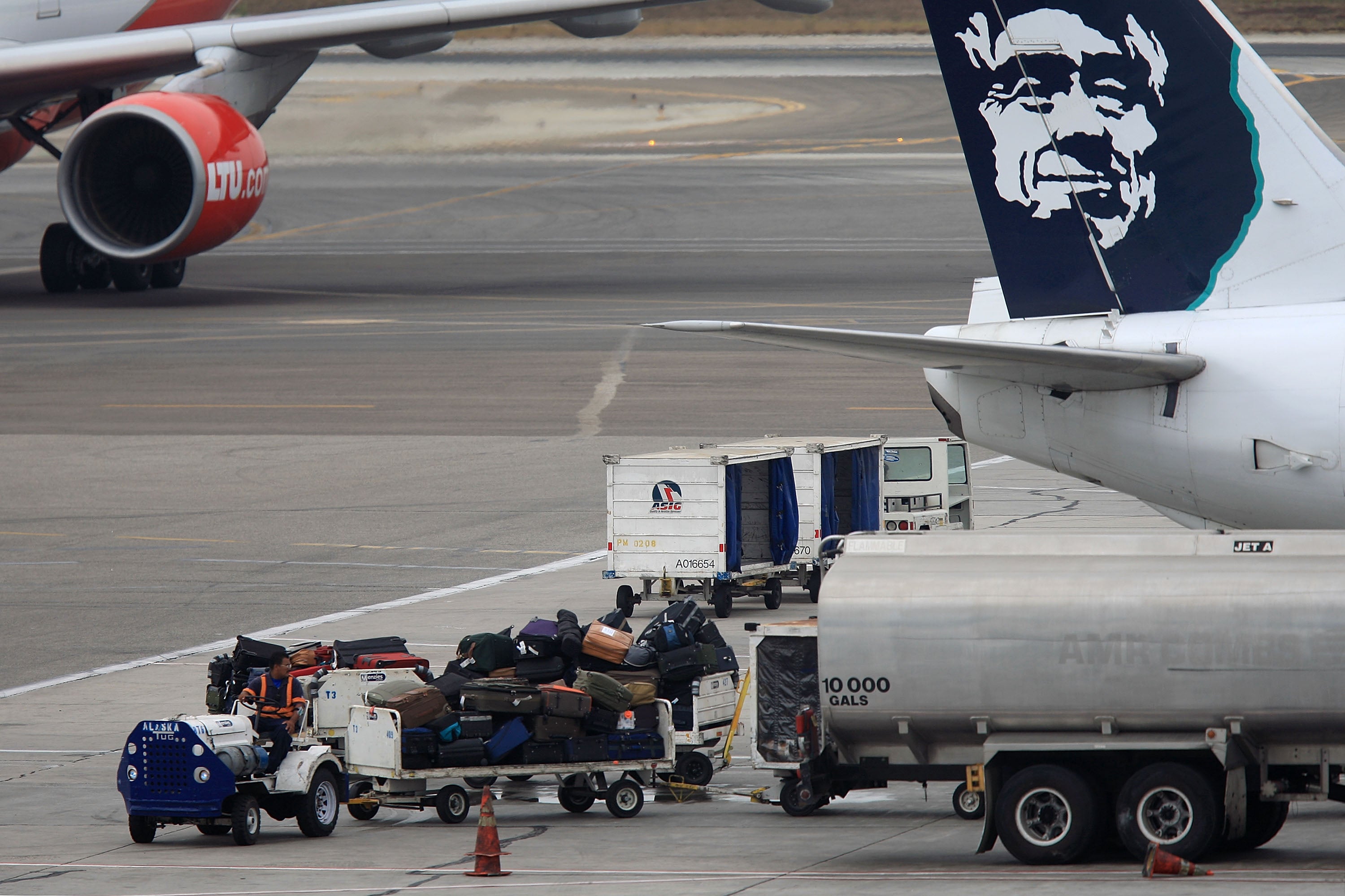 New York gallery sues Alaska Airlines for allegedly ruining half a million dollars in Japanese artwork