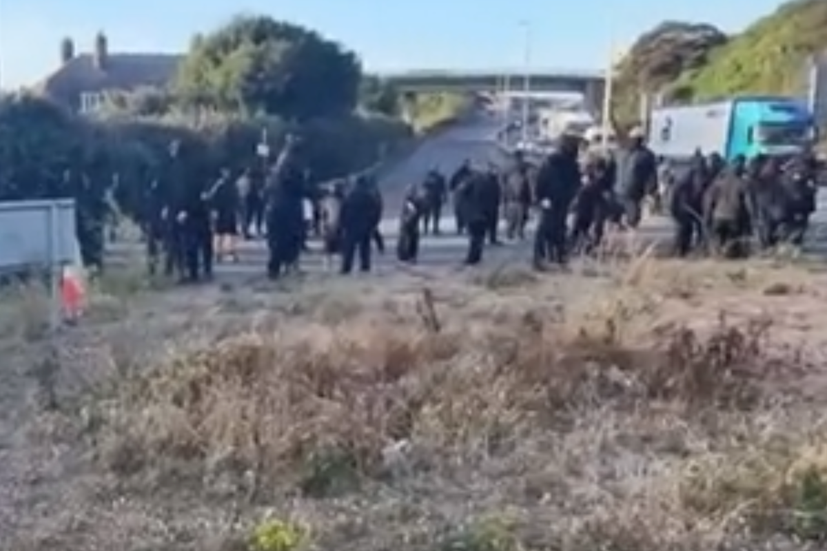 Dover protest latest: Masked men spark traffic chaos as they block road into Port of Dover Dover protest latest: Masked men spark traffic chaos as they block road into Port of Dover