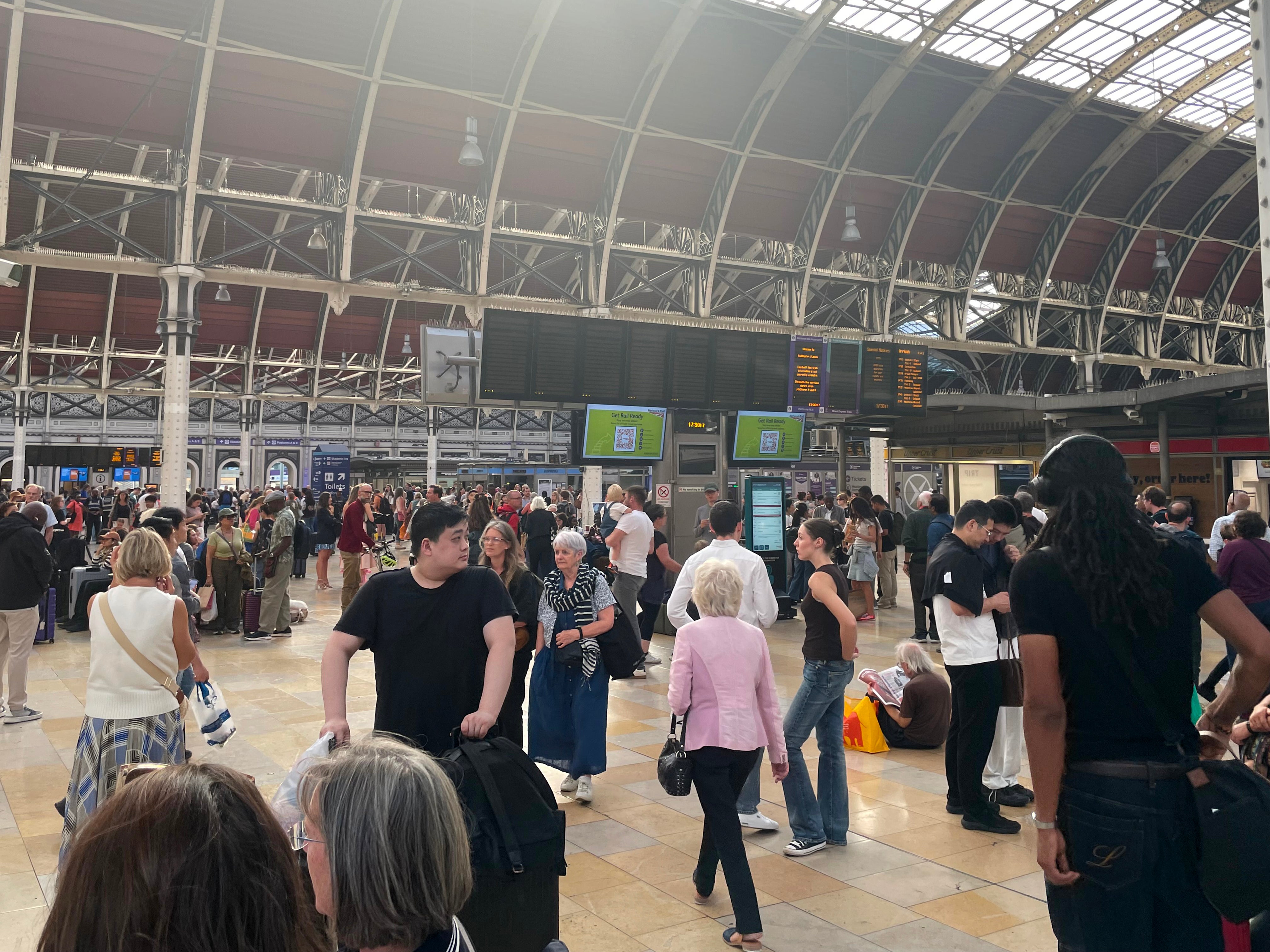 The fire caused an electricity supply failure which left all lines between Paddington and the airport blocked