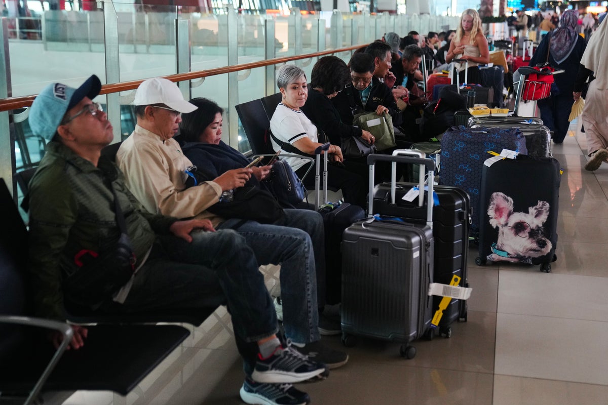 Indonesia cancels flights at Jakarta airport as Anak Krakatau volcano erupts