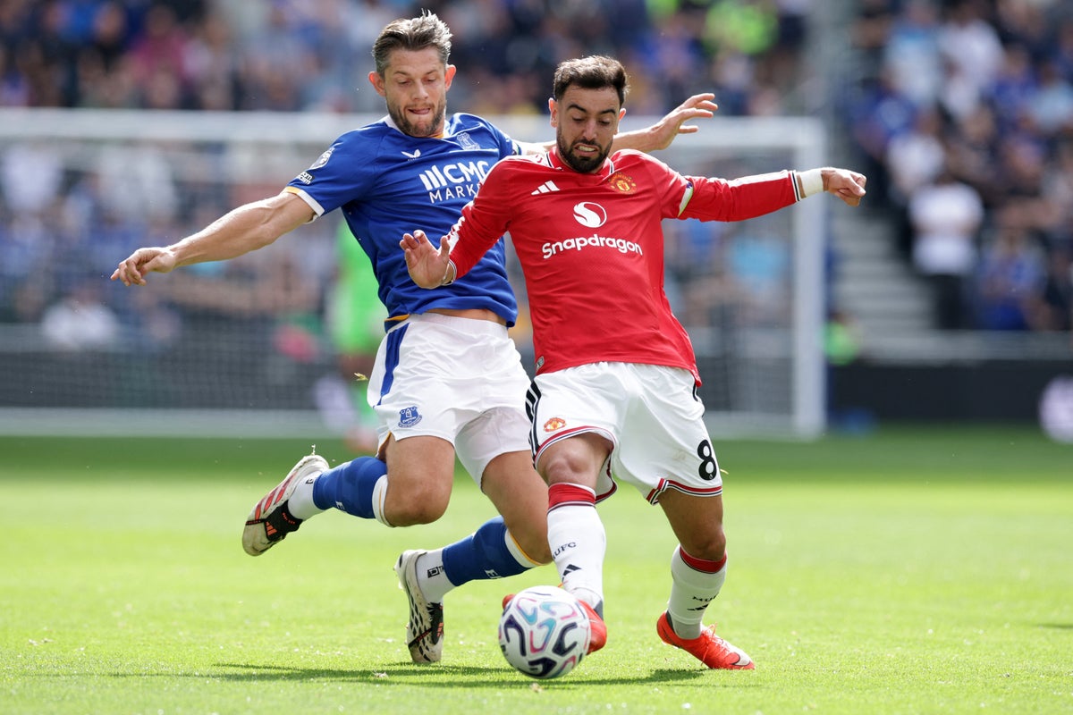 Everton v Man United LIVE: Fernandes clatters crossbar as United hunt opening goal in Premier League