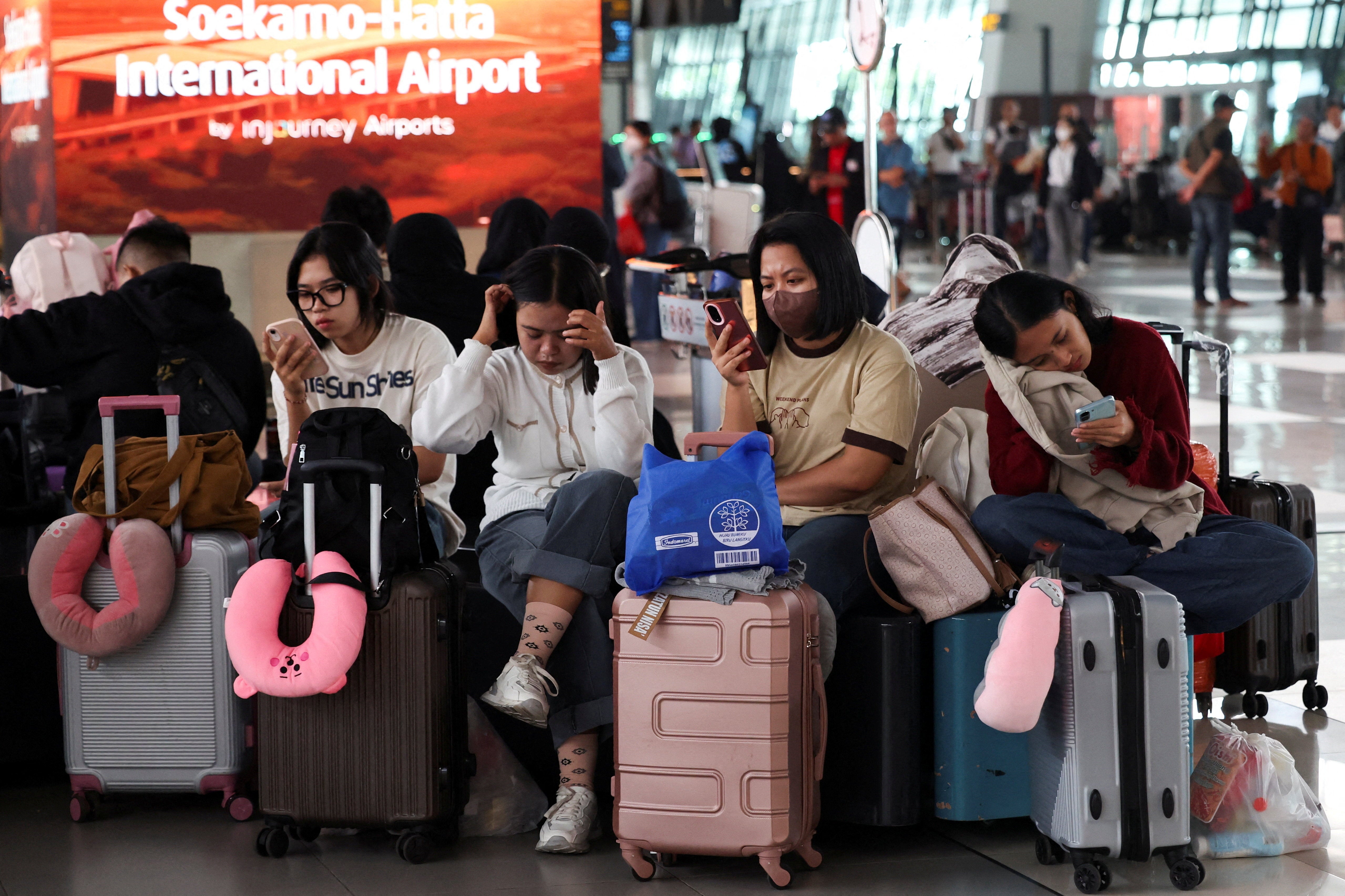 Huge volcano eruption disrupts flights for 170,000 passengers across Indonesia