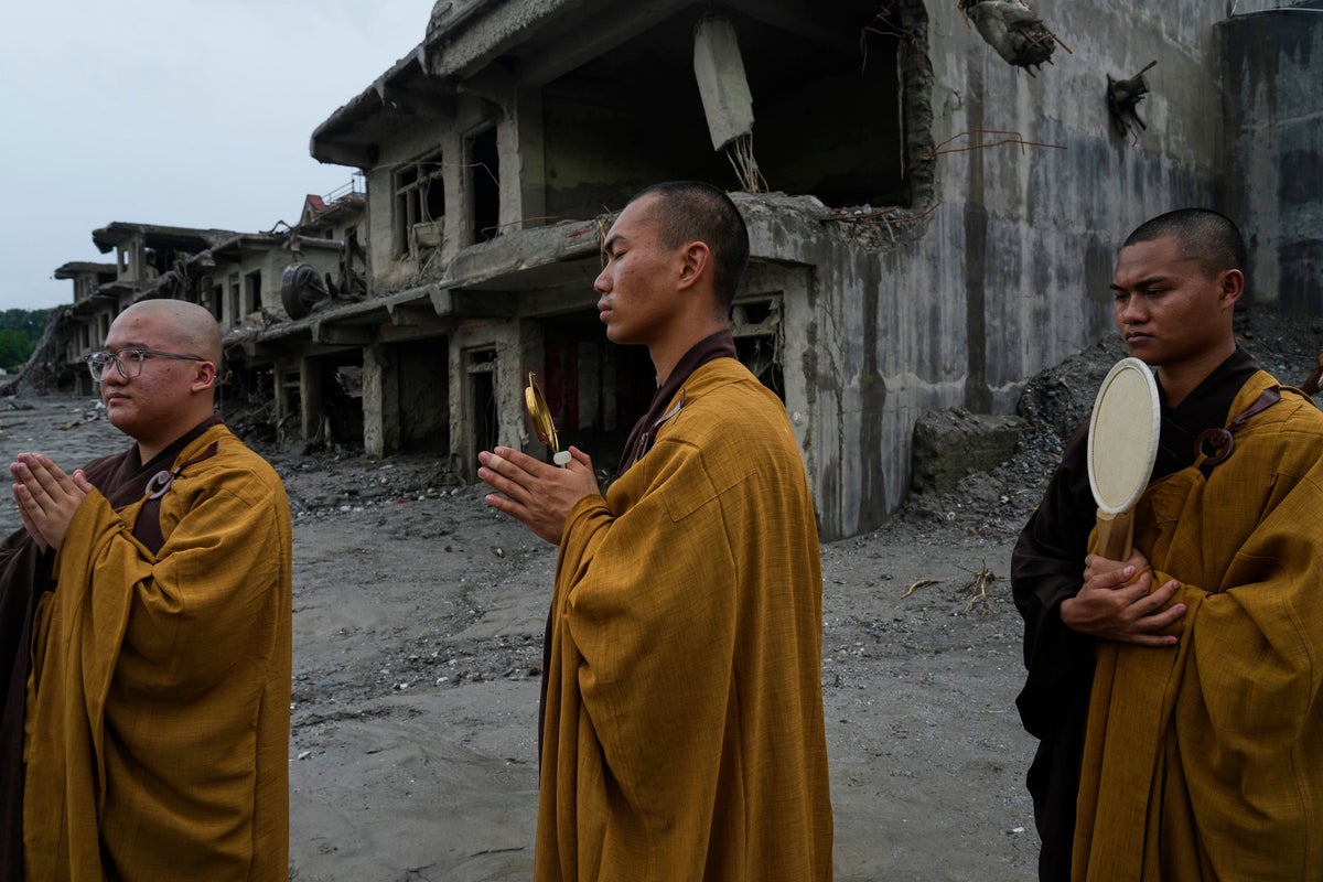 Nepal holds a day of mourning after floods kill 1,300 Nepal holds a day of mourning after floods kill 1,300
