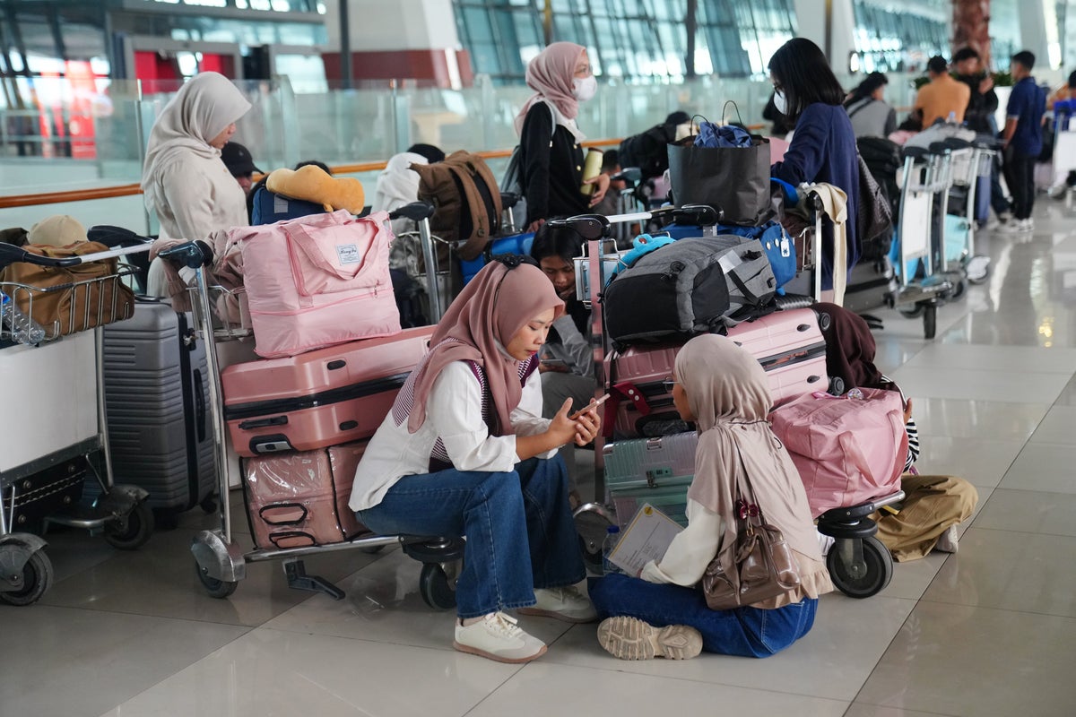 Flights to and from Indonesia&rsquo;s capital resume after volcanic eruption forced a 2-day closure