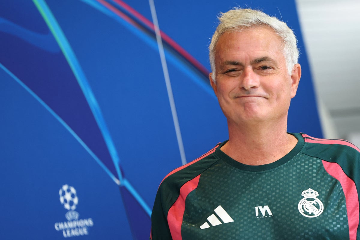 José Mourinho durante una rueda de prensa como entrenador del Real Madrid en el Santiago Bernabéu, con gesto serio y micrófono delante.