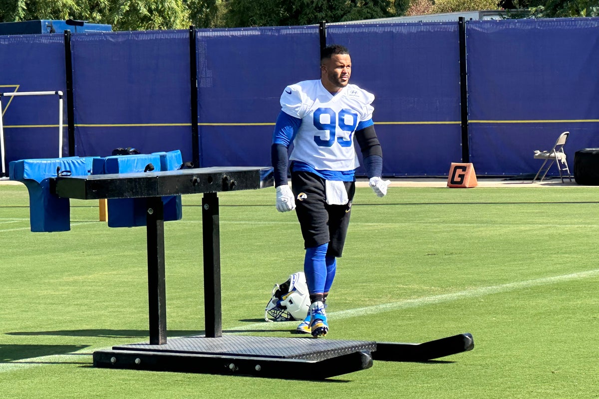 Aaron Donald está satisfecho con su regreso al campo; no dice si jugará en el debut de Rams