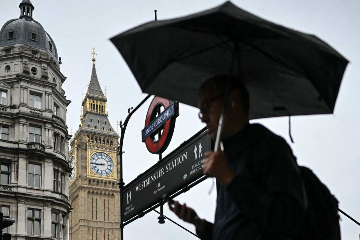 UK weather: Temperatures to plummet as autumn finally hits Britain