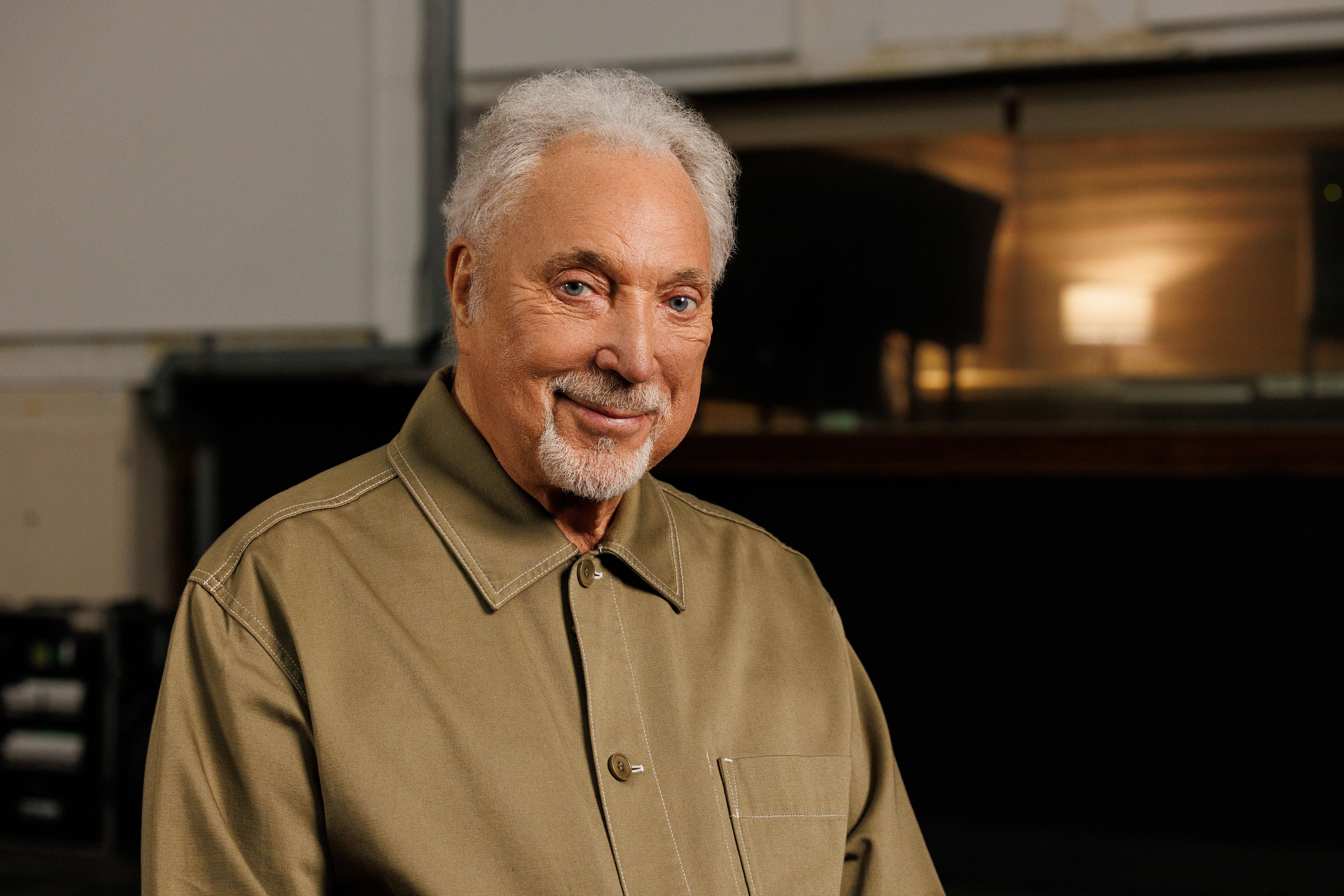 Tom Jones forced to postpone US shows as he issues Instagram apology to ...